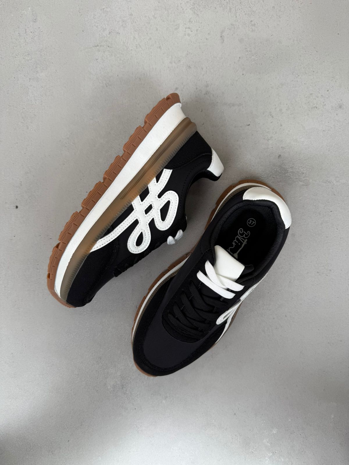 Tenis Neo Urbano 14435 Con Detalles Blancos Suela Bicolor Y Estilo Moderno Y Versátil Para Uso Diario