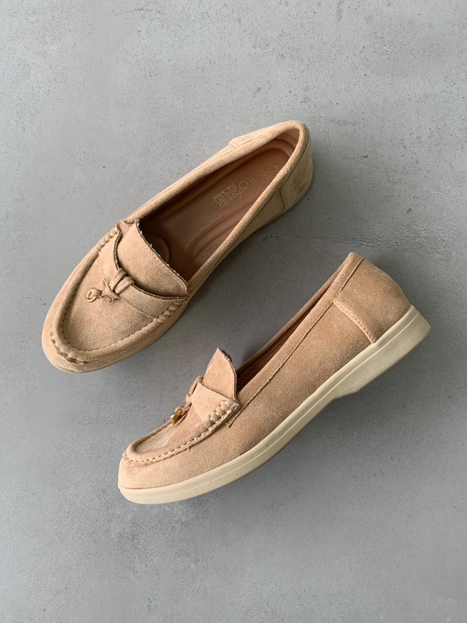 Mocasines Beige Gamuza Detalle Dorado 14449 Comodidad Clásica con Estilo Sofisticado REVISAR