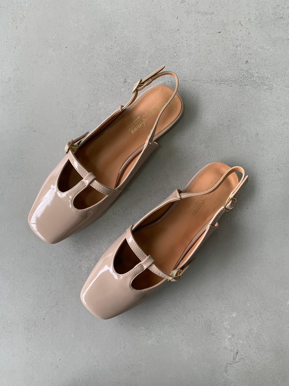 Bailarinas Taupe Charol Hebilla Lateral 14455 Corte En T Realza Silueta Toque Moderno