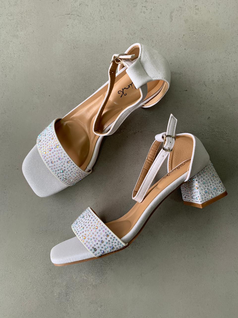 Sandalias Blancas Con Brillos Y Tacón Cuadrado 14468 Elegancia Y Sofisticación En Cada Paso