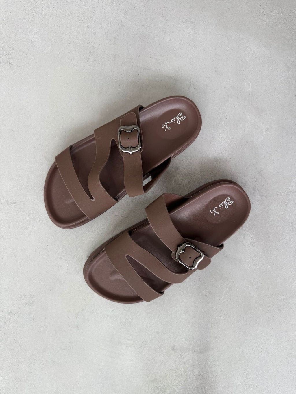 Sandalias Cruzadas Con Hebilla Oscura 14473 Comodidad Todo El Día Y Estilo Clásico