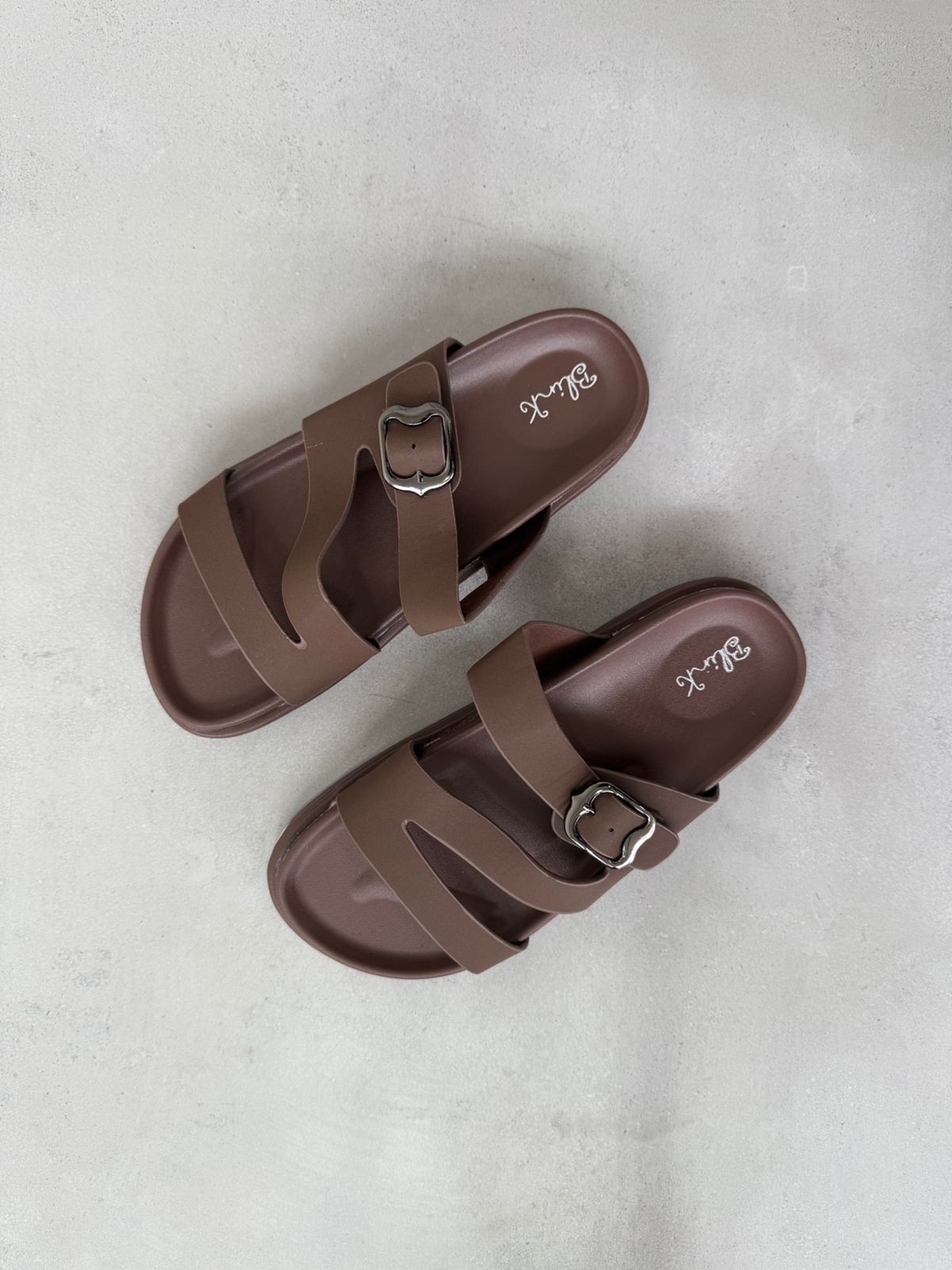 Sandalias Cruzadas Con Hebilla Oscura 14473 Comodidad Todo El Día Y Estilo Clásico