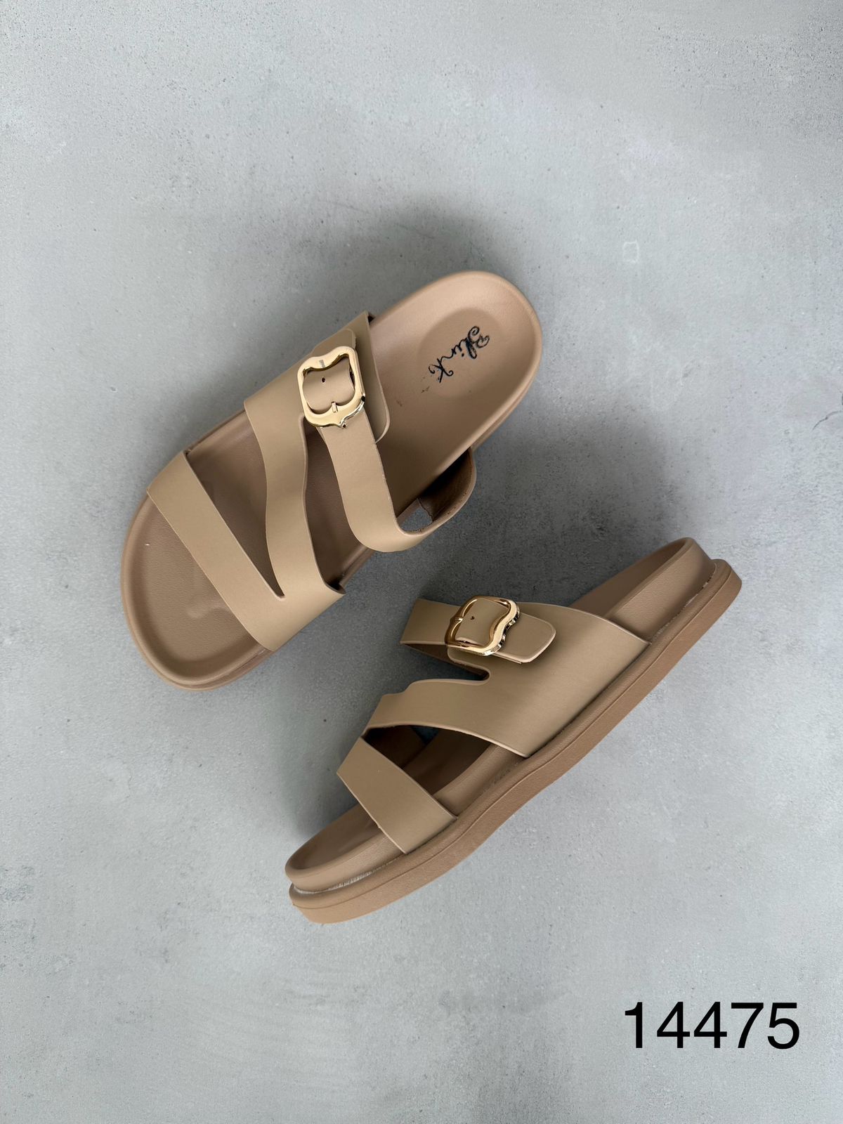 Sandalias Beige Con Hebilla Dorada Y Tiras Cruzadas Comodidad Sofisticada Para Verano 14475