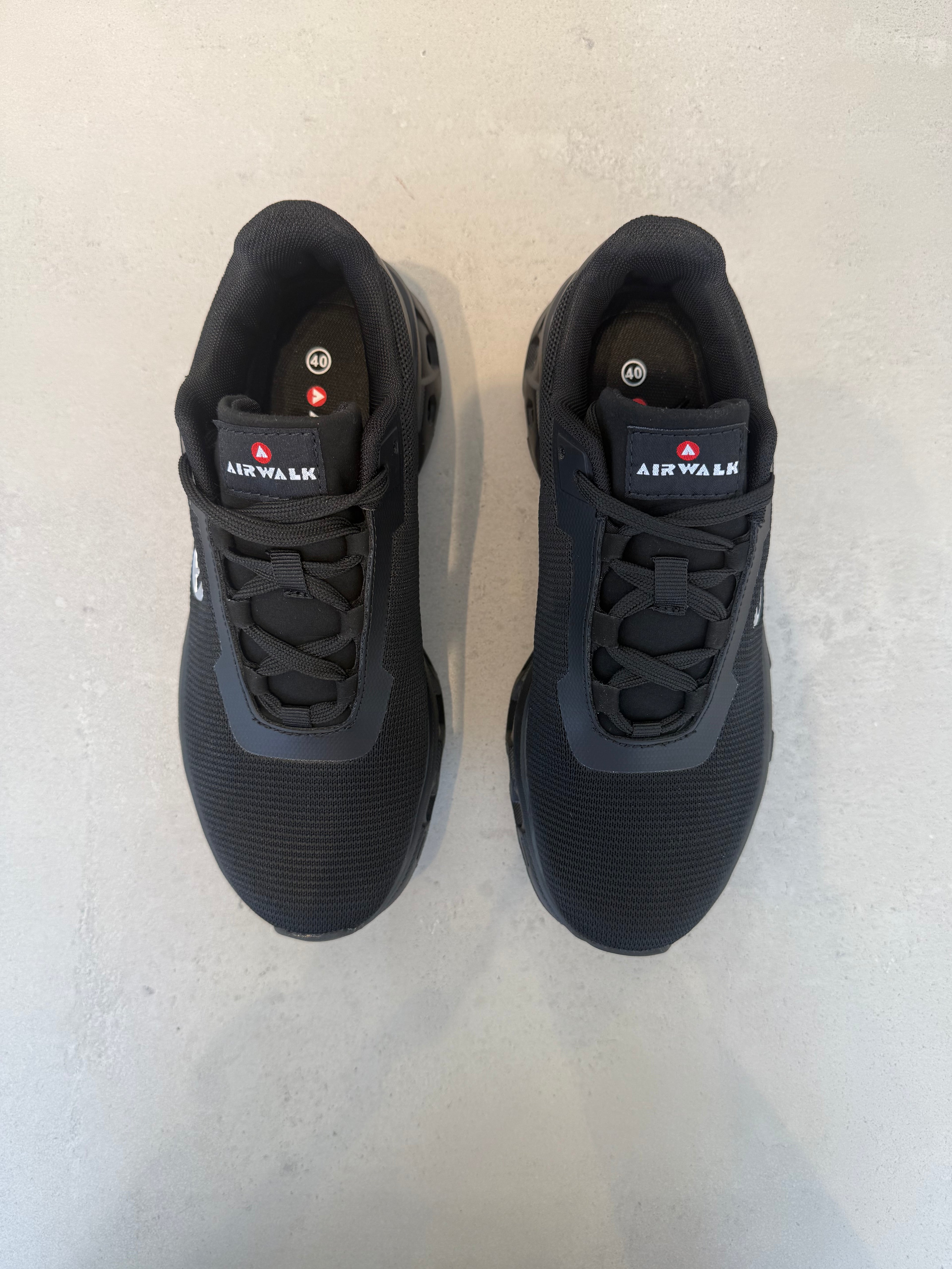 Tenis Airwalk All Black Con Malla Técnica Transpirable Estructura Perforada Y Suela EVA Negra 14295