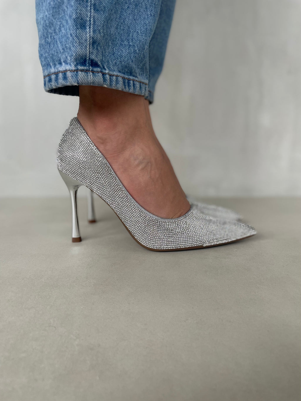 Tacones Plateados Con Brillos Finos Y Punta Cerrada Glamour Atemporal Para Eventos - 14260