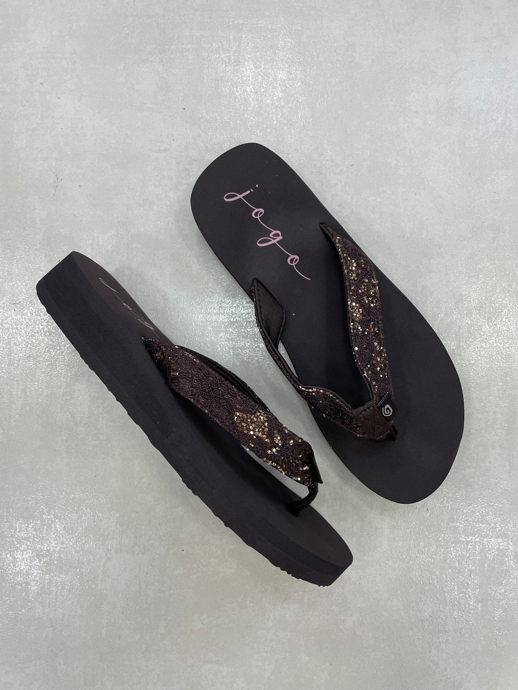 Chancletas Brillos Marrón Oscuro 14393 Con Tiras Decoradas Y Base Acolchonada Para Máxima Comodidad