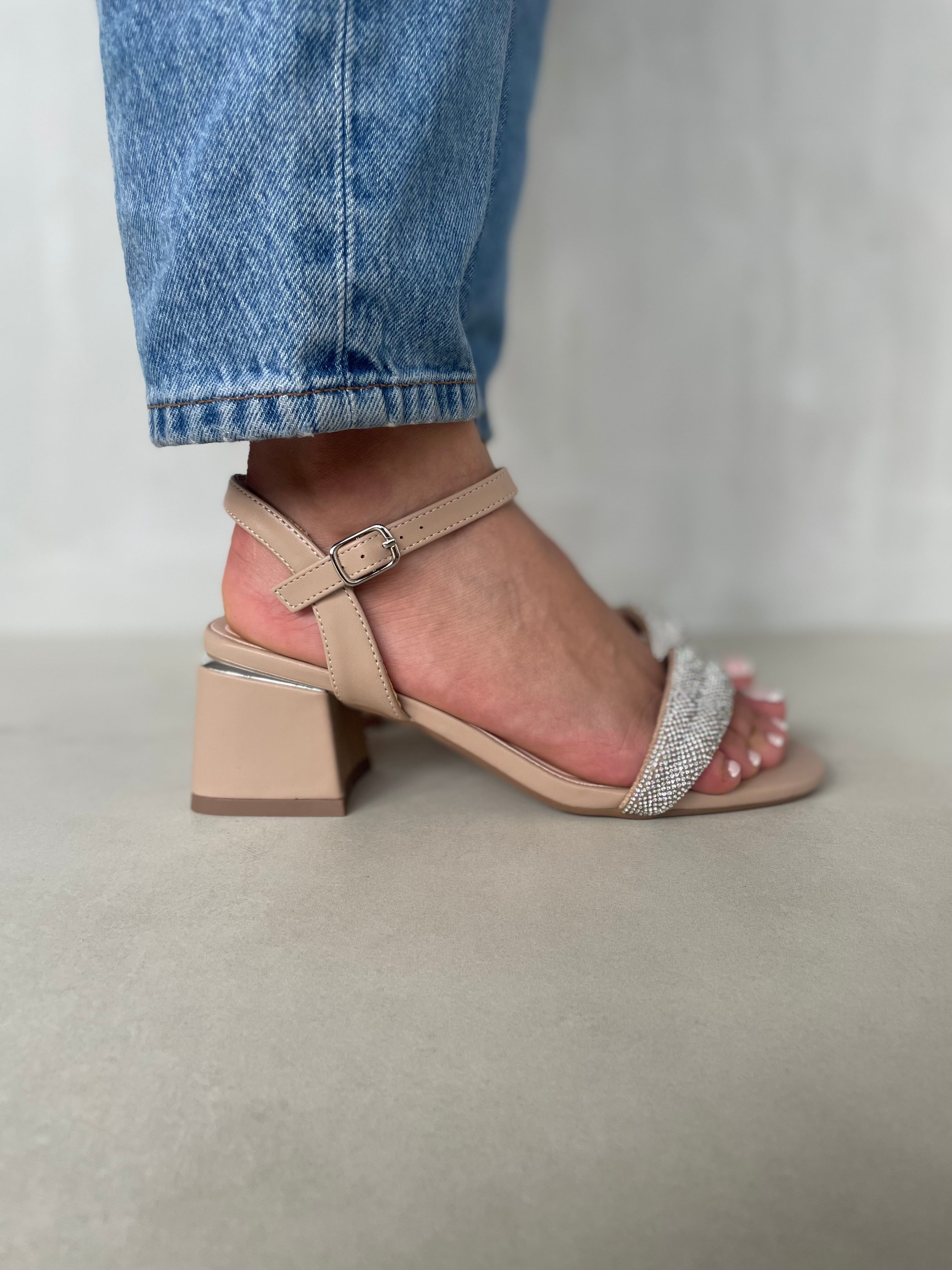 Sandalias Nova Beige 14336 Con Brillo En Tira Frontal Y Tacón Cuadrado Para Estabilidad
