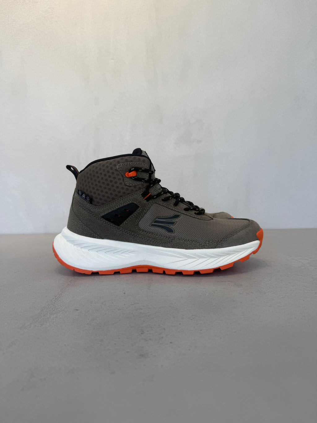 Zapato Tipo Burro Para Hombre En Acabado Suave Oliva Con Líneas Limpias Perfil Sobrio 14638