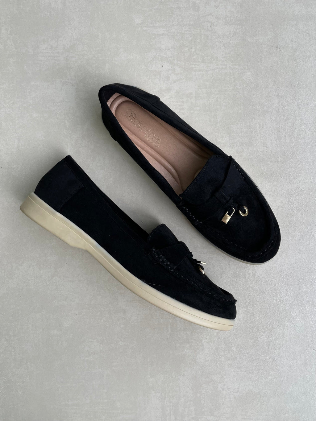 Mocasines de Gamuza Negra con Detalle Dorado Metálico Diseño Clásico y Elegante - 14447