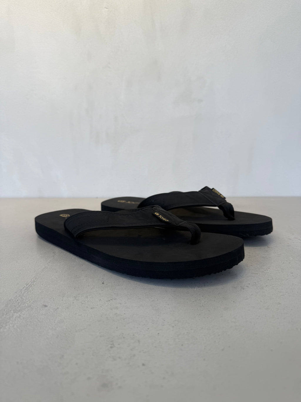 Chancletas Negras Exterior Sintético de Alta Resistencia con Correa Ancha y Suela Acolchada – 14400