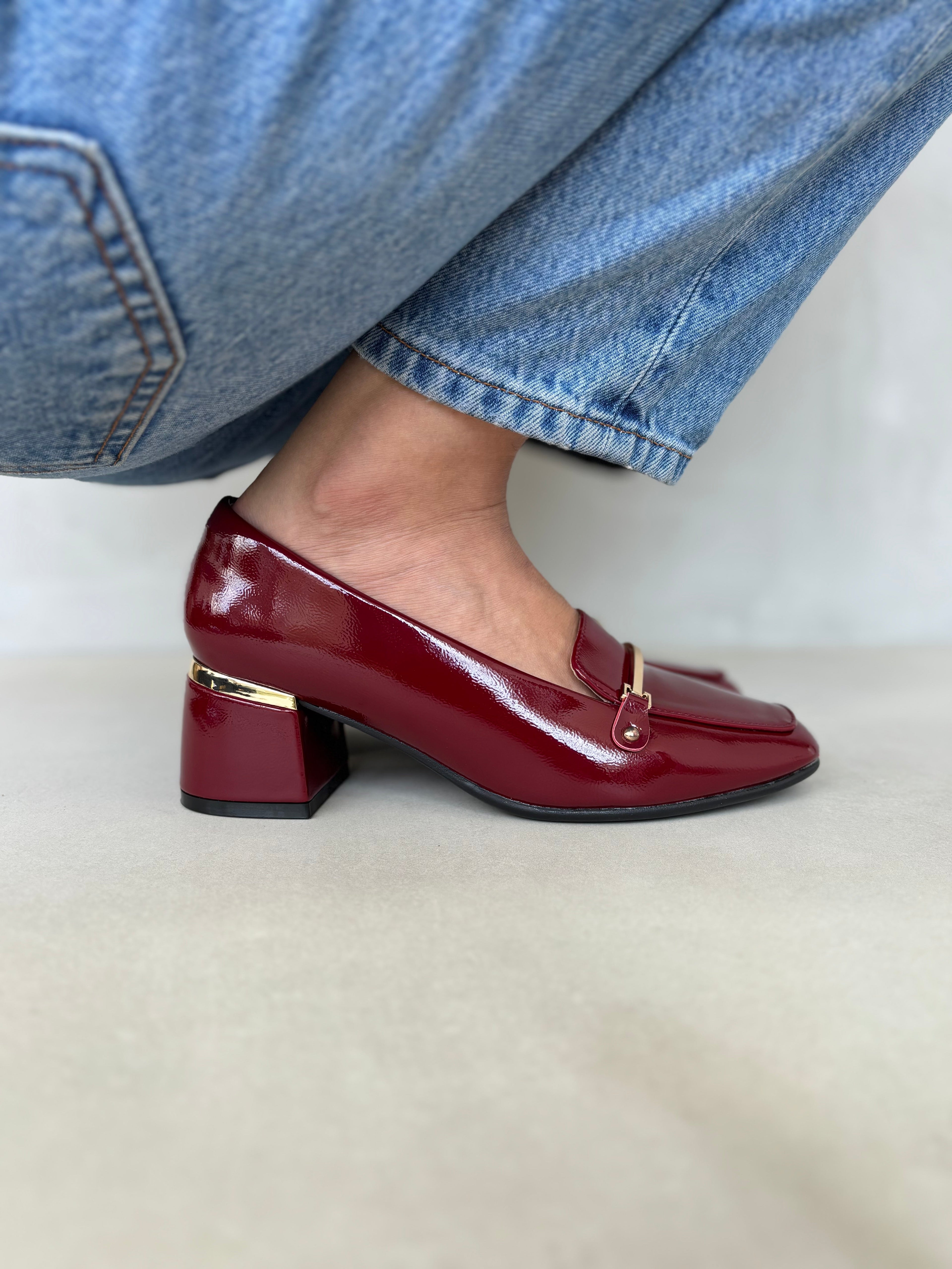 Zapatos De Tacón Elegancia Burdeos Con Charol Brillante Y Detalle Dorado 14257 Tacón Medio