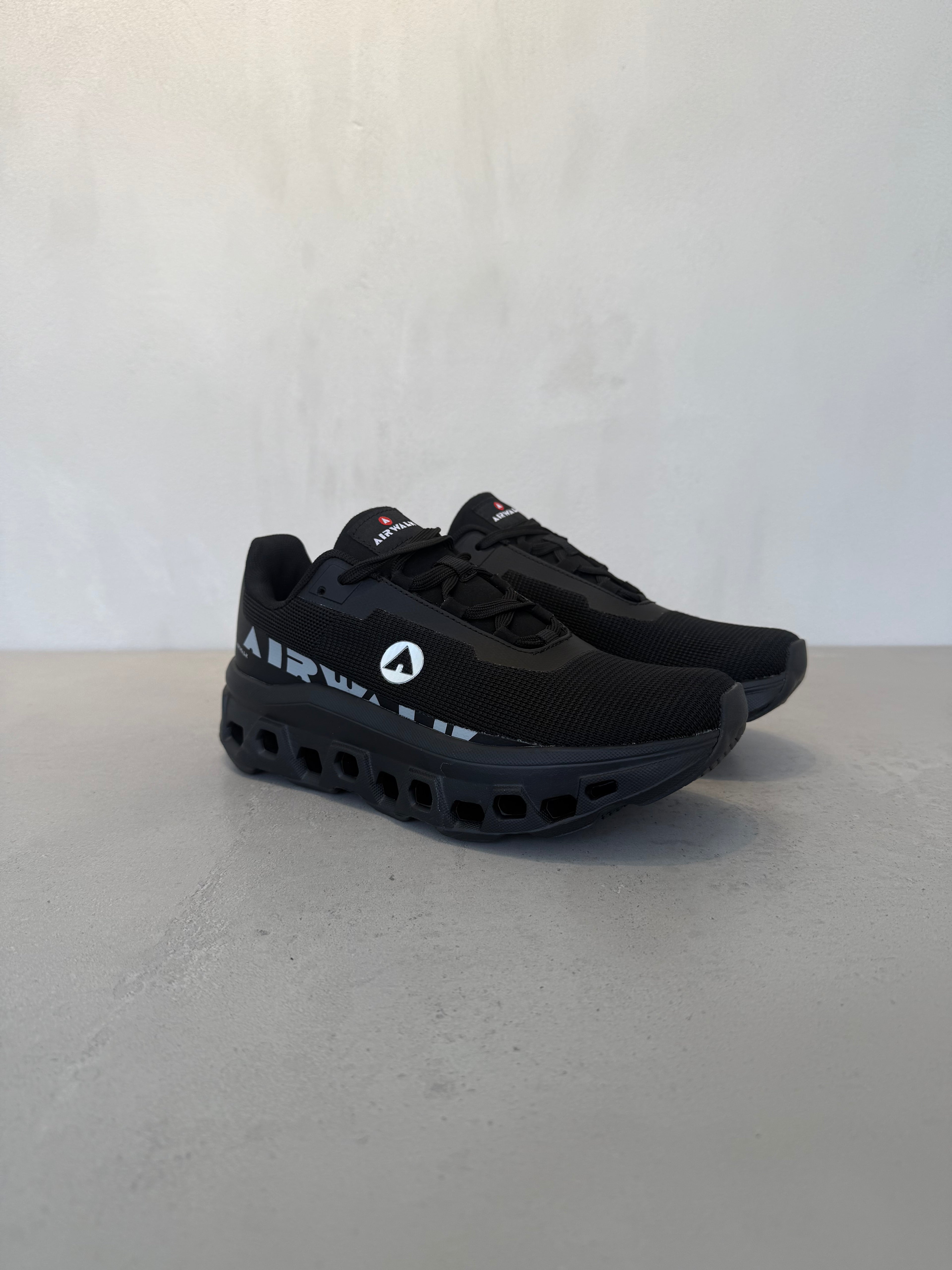 Tenis Airwalk All Black Con Malla Técnica Transpirable Estructura Perforada Y Suela EVA Negra 14295