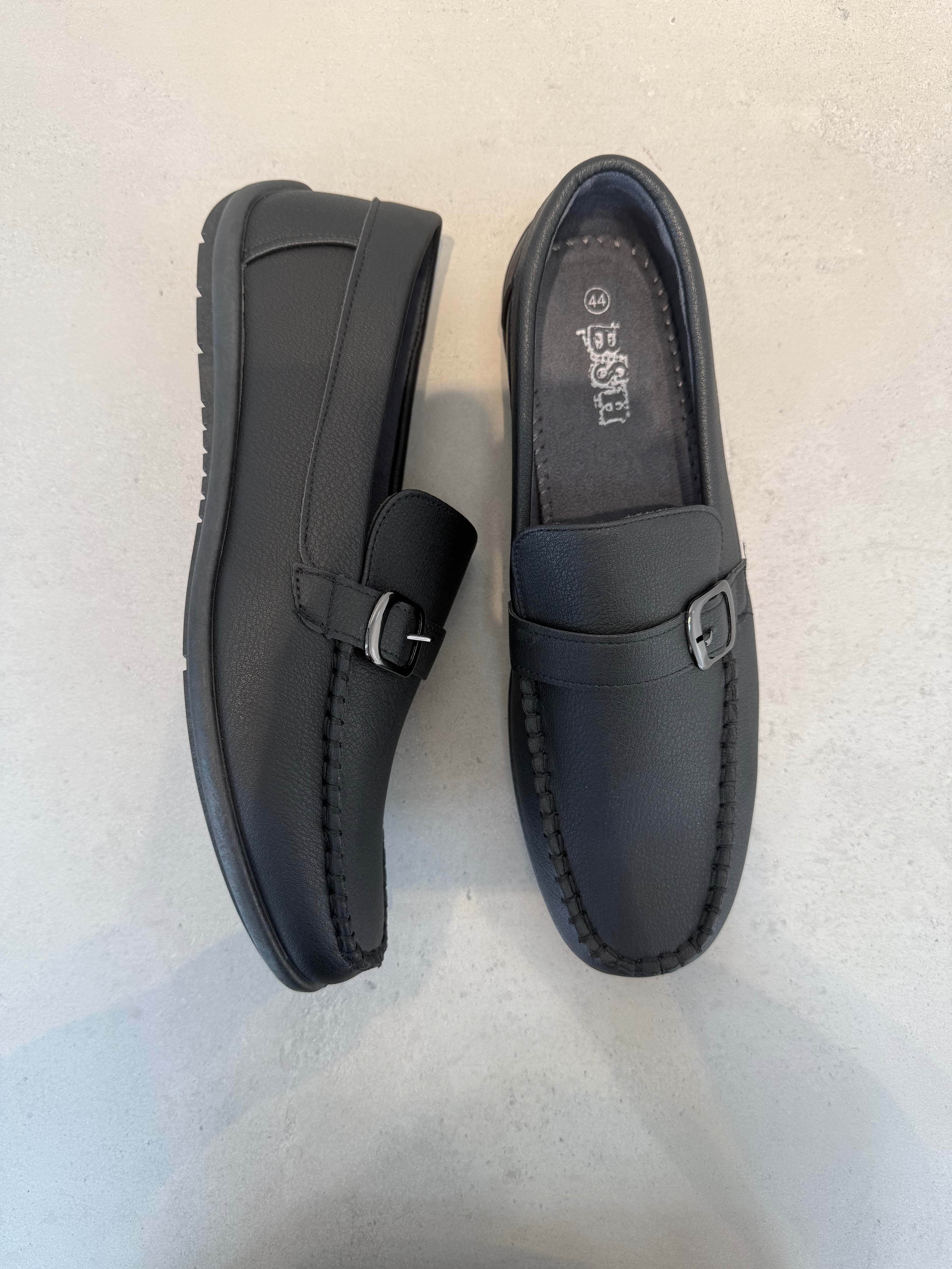 Zapatilla De Caballero + Negra Con Acabado Suave Y Líneas Limpias Cierre De Cordones Y Suela De Goma + Confort Diario + 14105