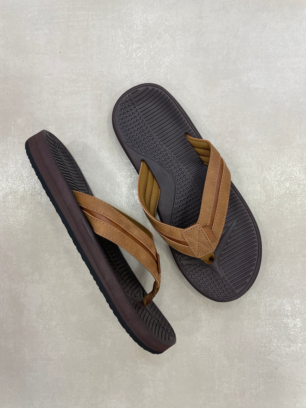 Chancletas De Caballero En Sintético Tipo Cuero Bicolor Café Y Tan Con Correas Anchas - 14399