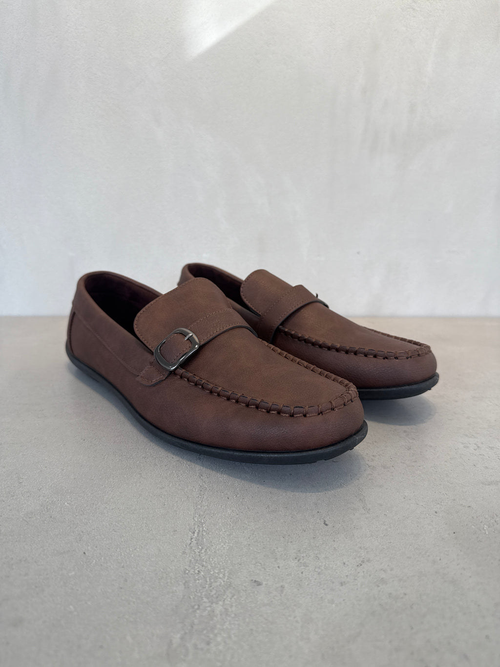 Zapatilla Caballero En Dos Tonos Marrón Con Acabado Sobrio - Ideal Para Oficina Y Salidas Informales - 14106