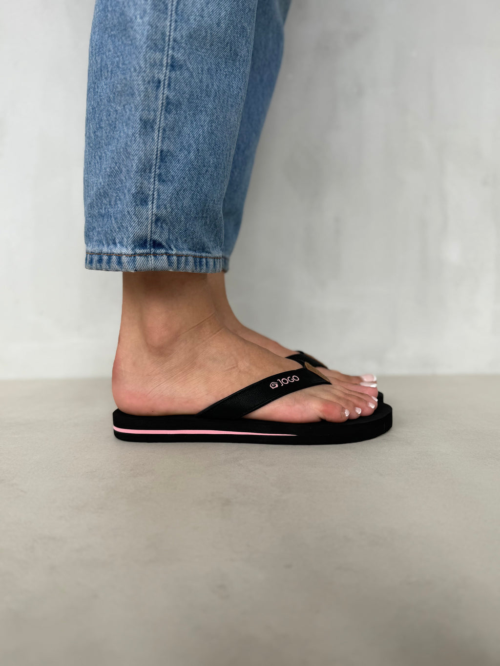 Chancletas Negras Con Detalle Rosa 14389 Con Correa Texturizada Y Refuerzo Sintético