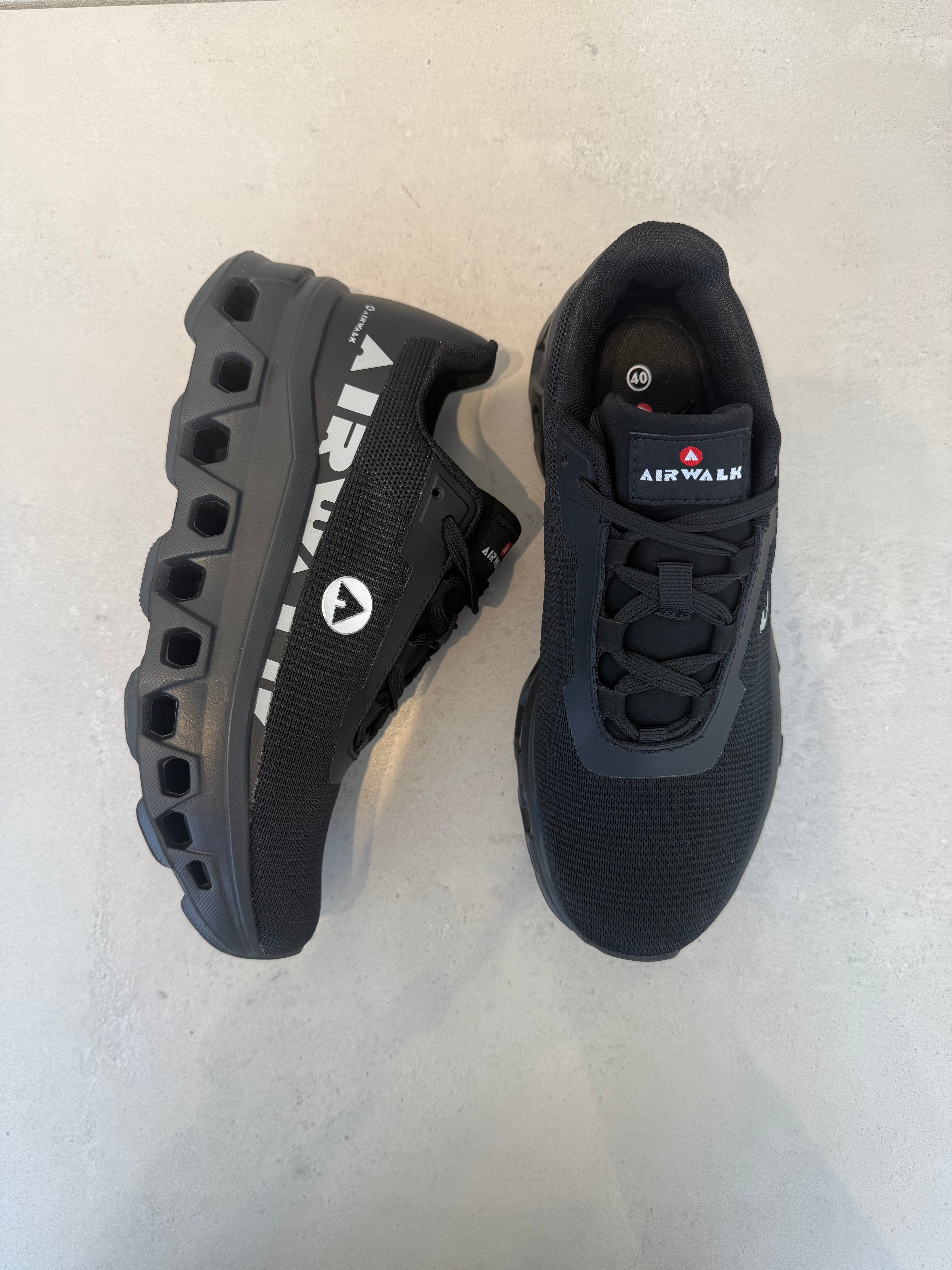 Tenis Airwalk All Black Con Malla Técnica Transpirable Estructura Perforada Y Suela EVA Negra 14295