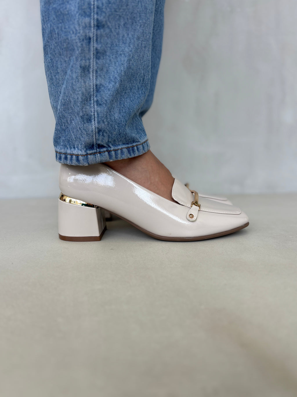 Zapatos De Dama Off White Con Tacón Medio Acabado Charol Y Detalle Dorado - 14258