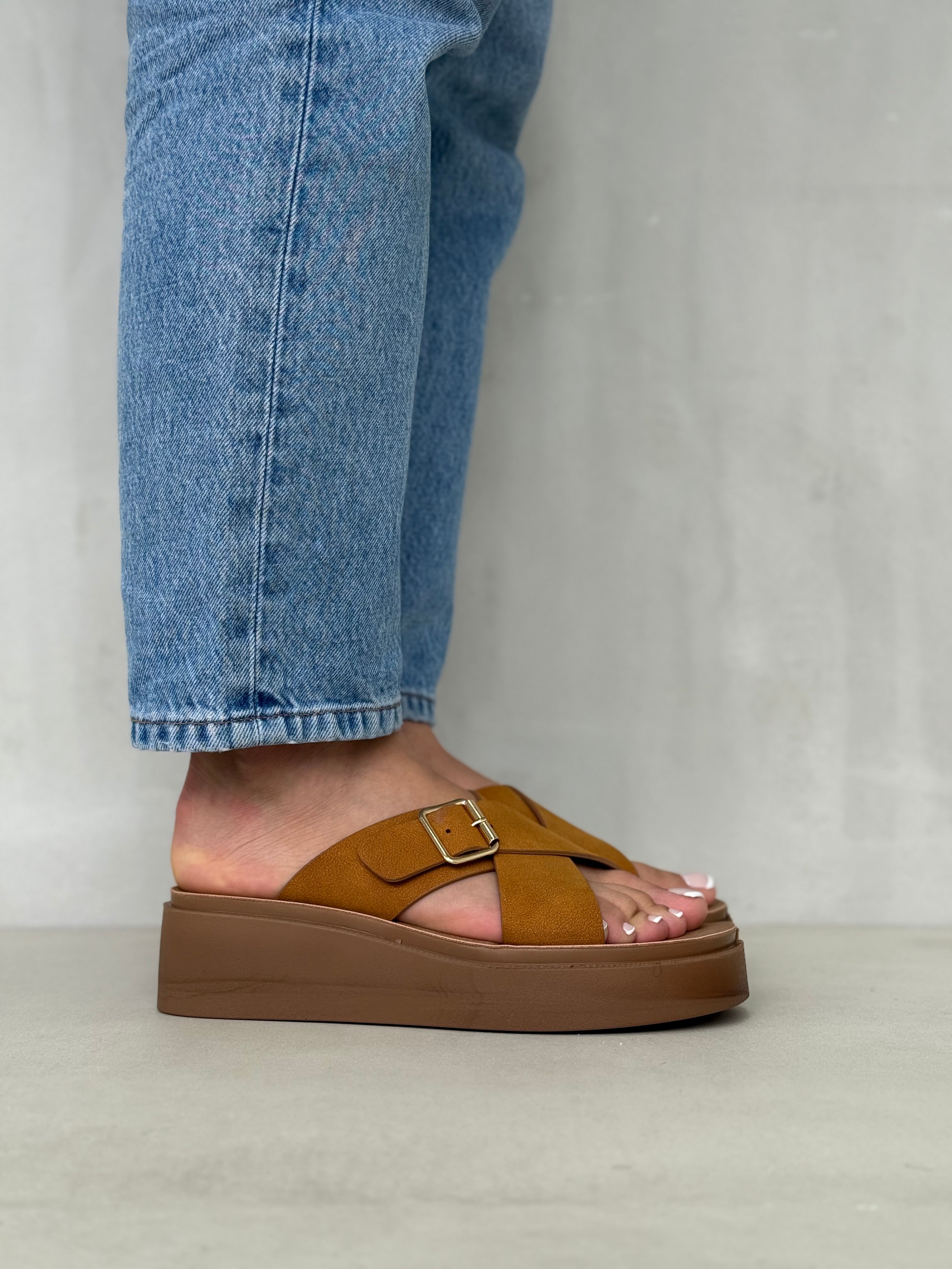 Sandalias Plataforma Confort Urbano 14089 Con Tiras Cruzadas Y Hebilla Metálica