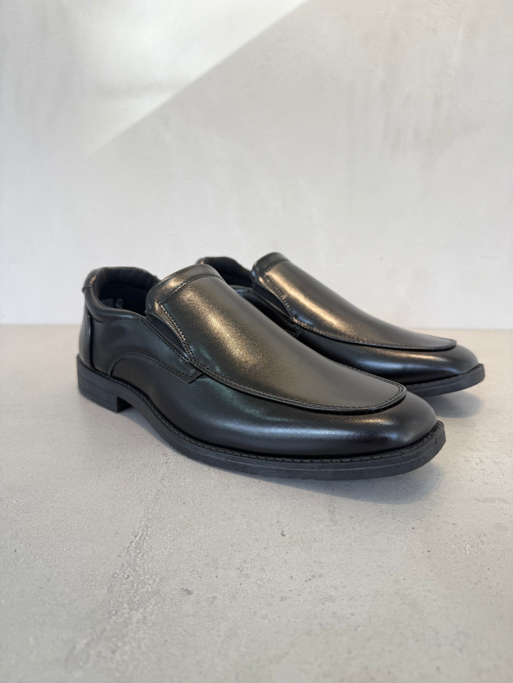 Zapatilla De Caballero En Cuero Negro Suave Con Brillo Discreto Y Cordones – 14098