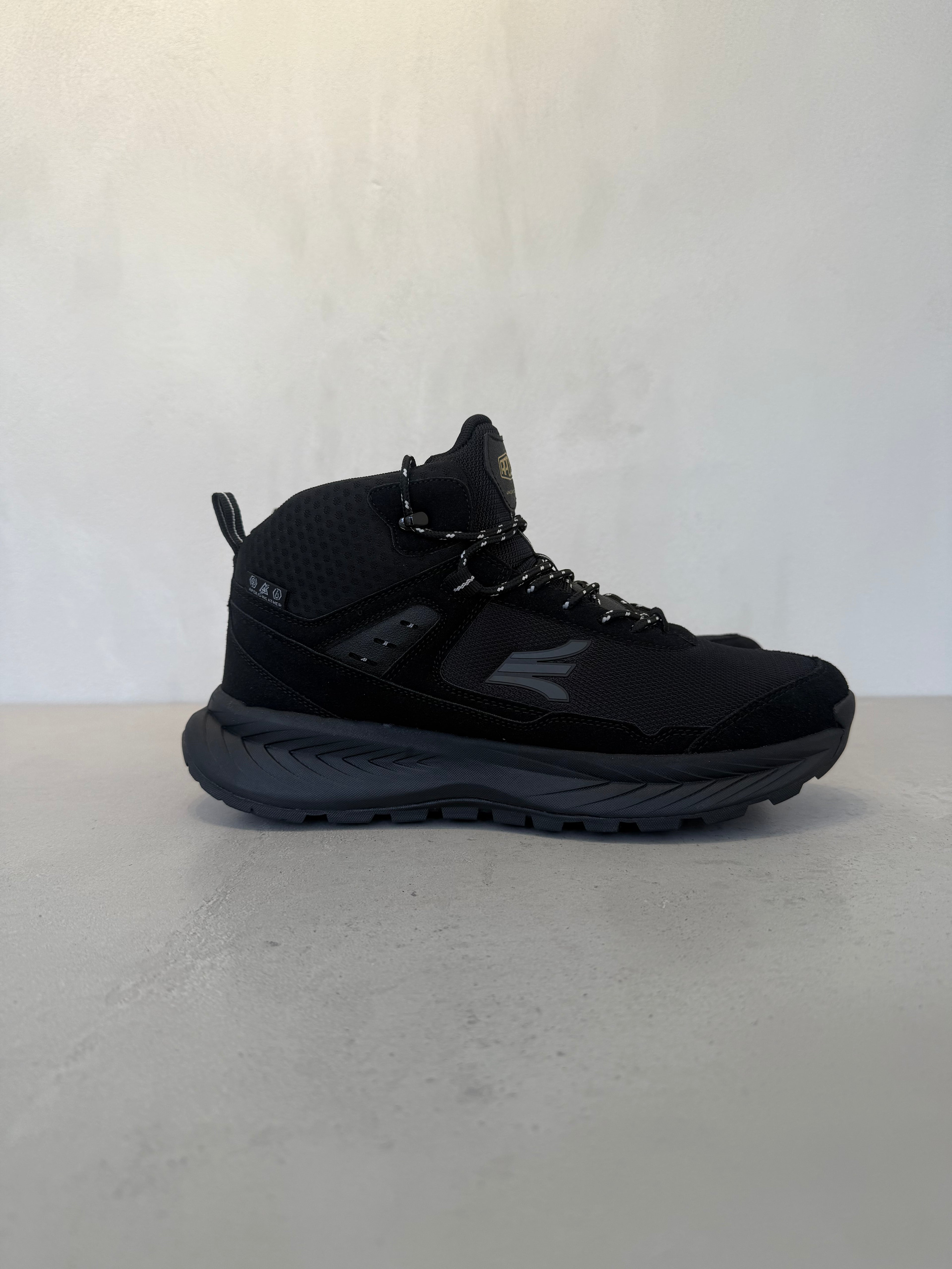 Zapato Casual Negro Liso con Silueta Minimalista para Uso Diario y Acabado Uniforme – 14637