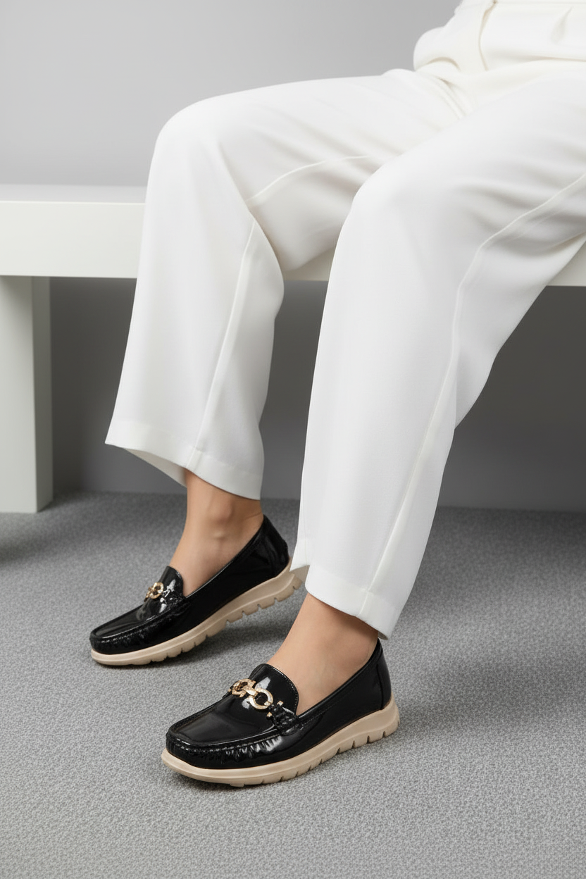 Mocasines Charol Negro Con Detalle Metálico Frontal, Diseño Clásico Y Cómodos Para Uso Diario – 14560