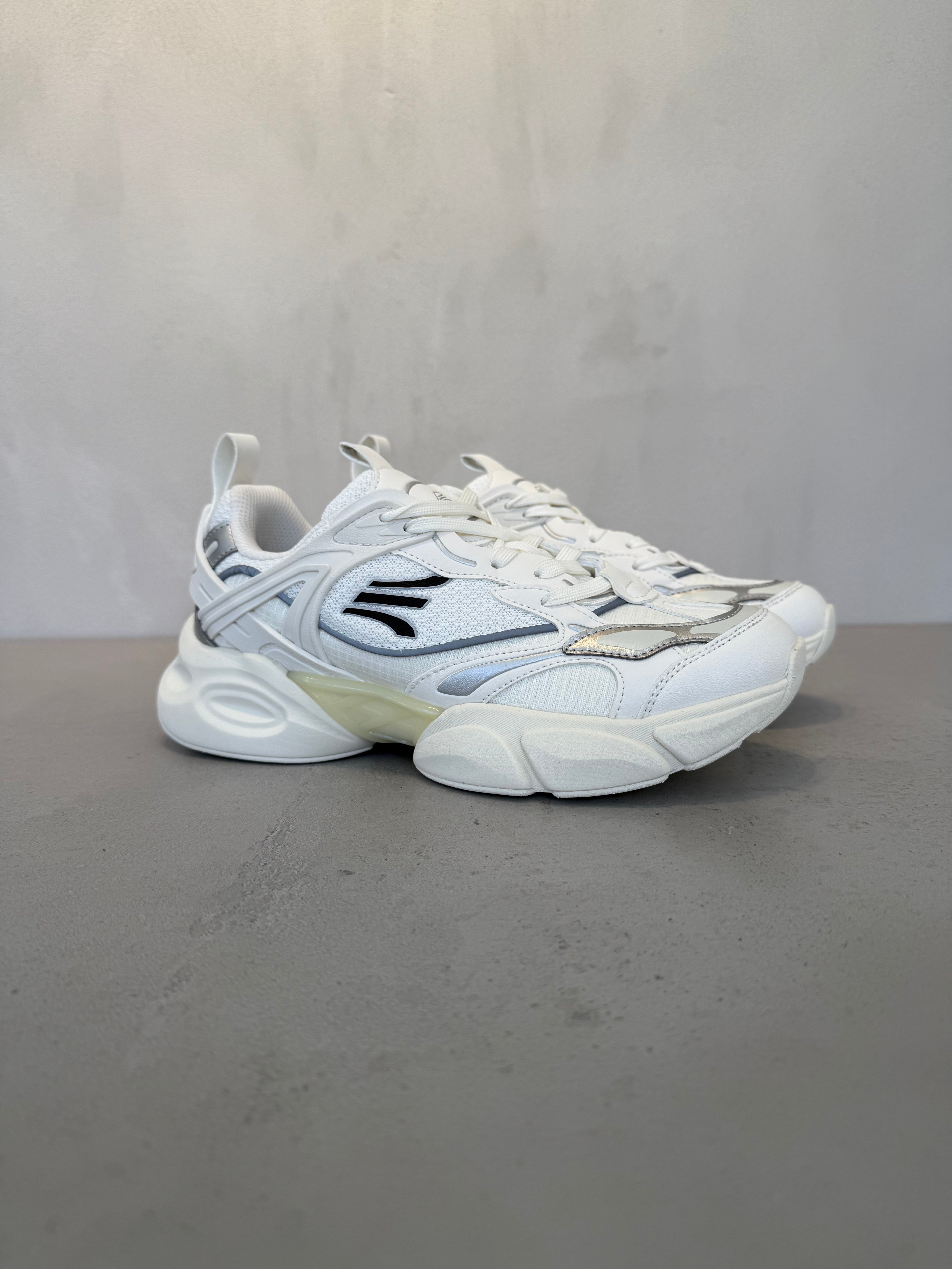 Tenis Off White con Cordones y Lengüeta Acolchada, Silueta Contemporánea, Suela de Goma 14643