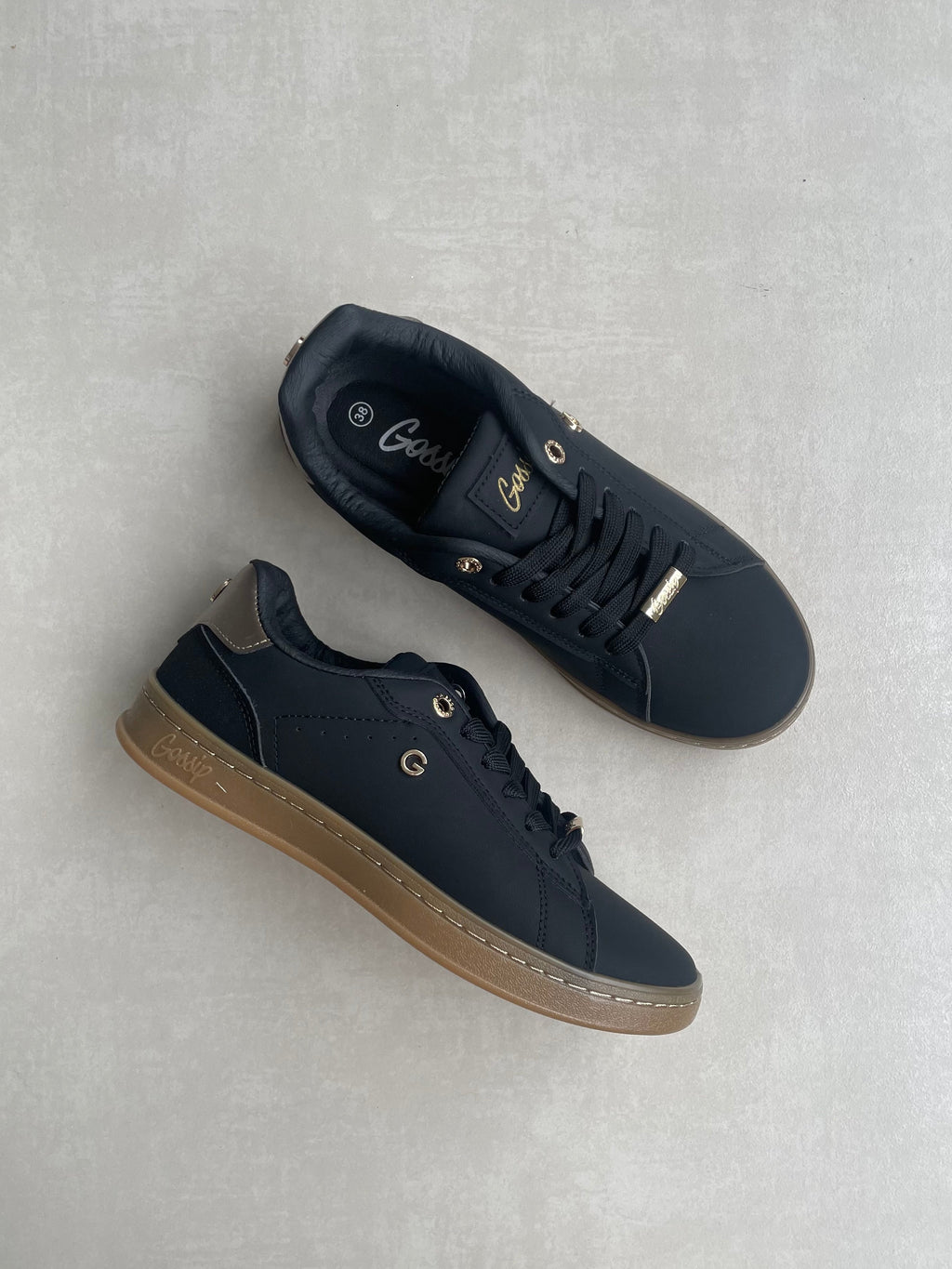 Zapatillas Negras Con Detalle Dorado 14318 Elegancia Y Comodidad Para Todo Momento