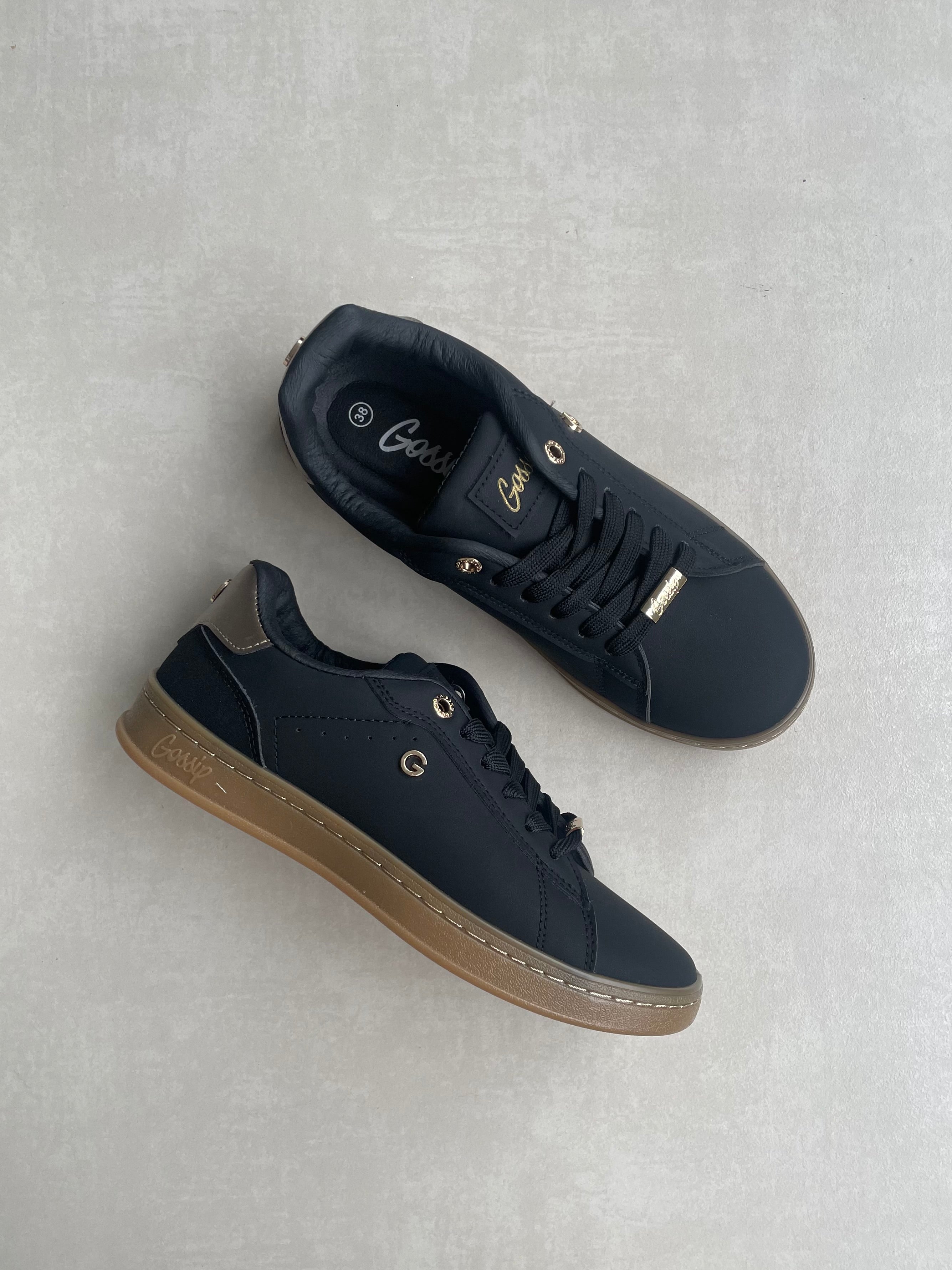 Zapatillas Negras Con Detalle Dorado 14318 Elegancia Y Comodidad Para Todo Momento