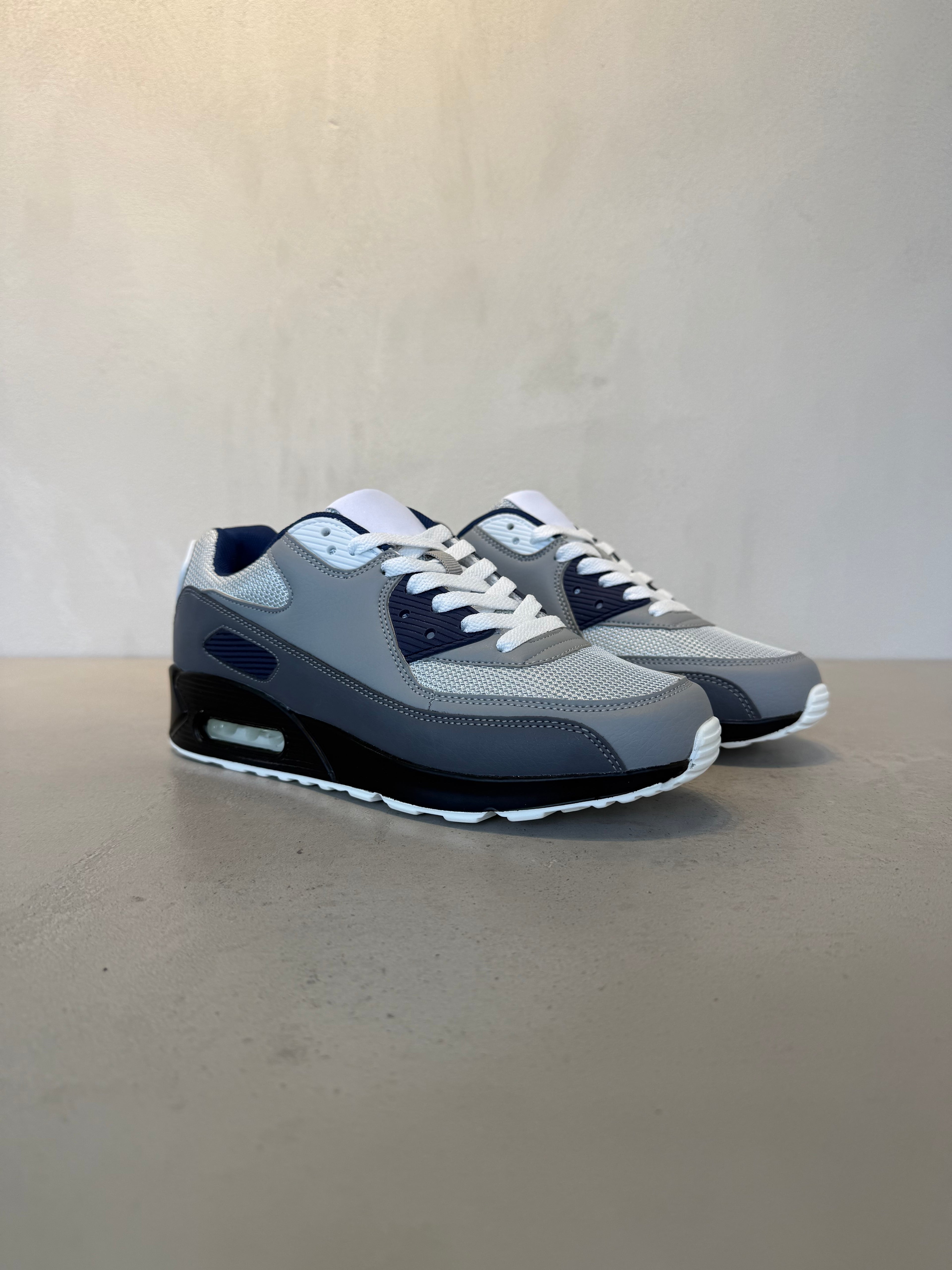 Zapatillas Deportivas Con Acabado Texturizado En Gris Y Negro, Cierre De Cordones Y Suela De Goma – 14122