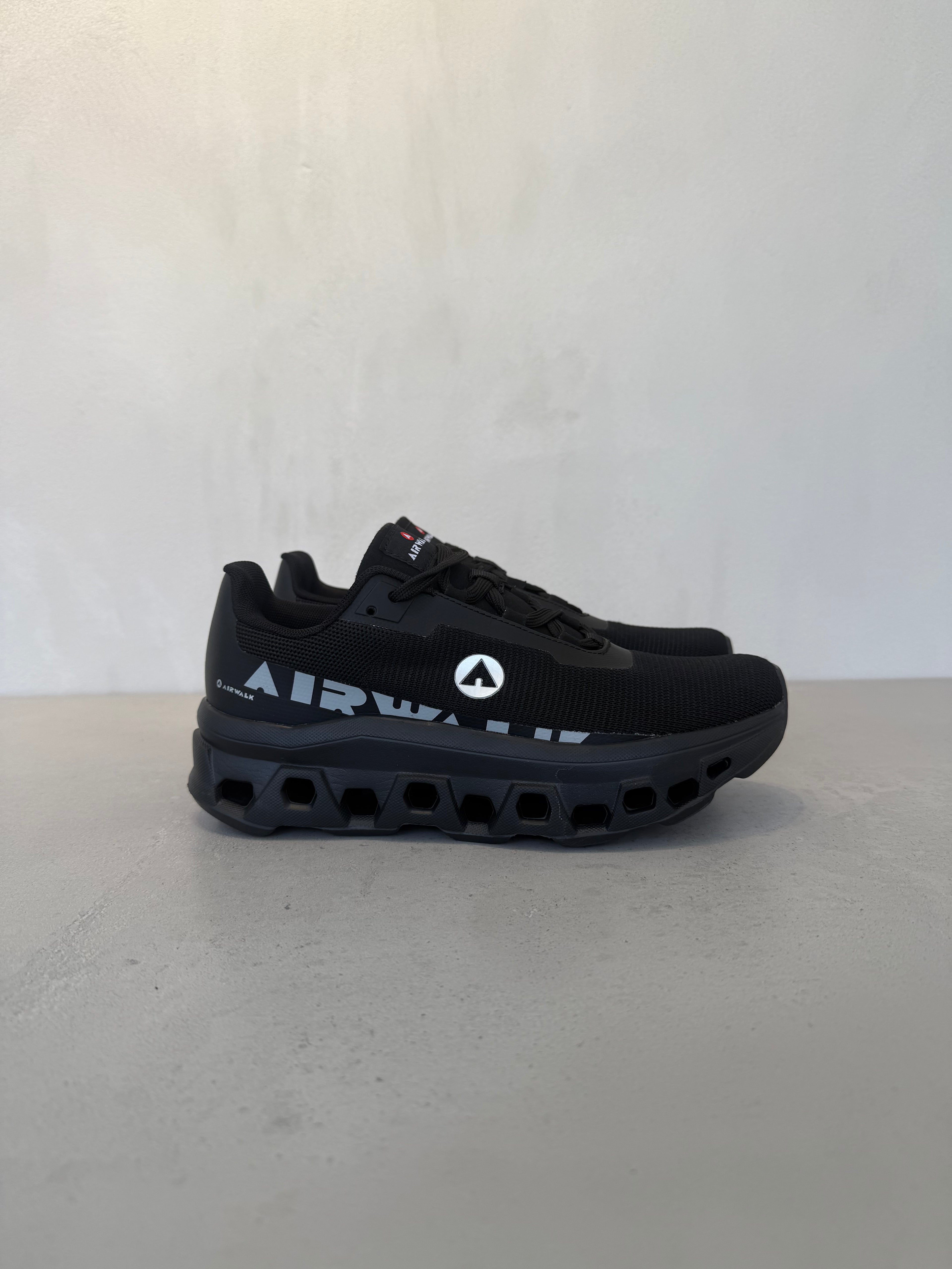 Tenis Airwalk All Black Con Malla Técnica Transpirable Estructura Perforada Y Suela EVA Negra 14295