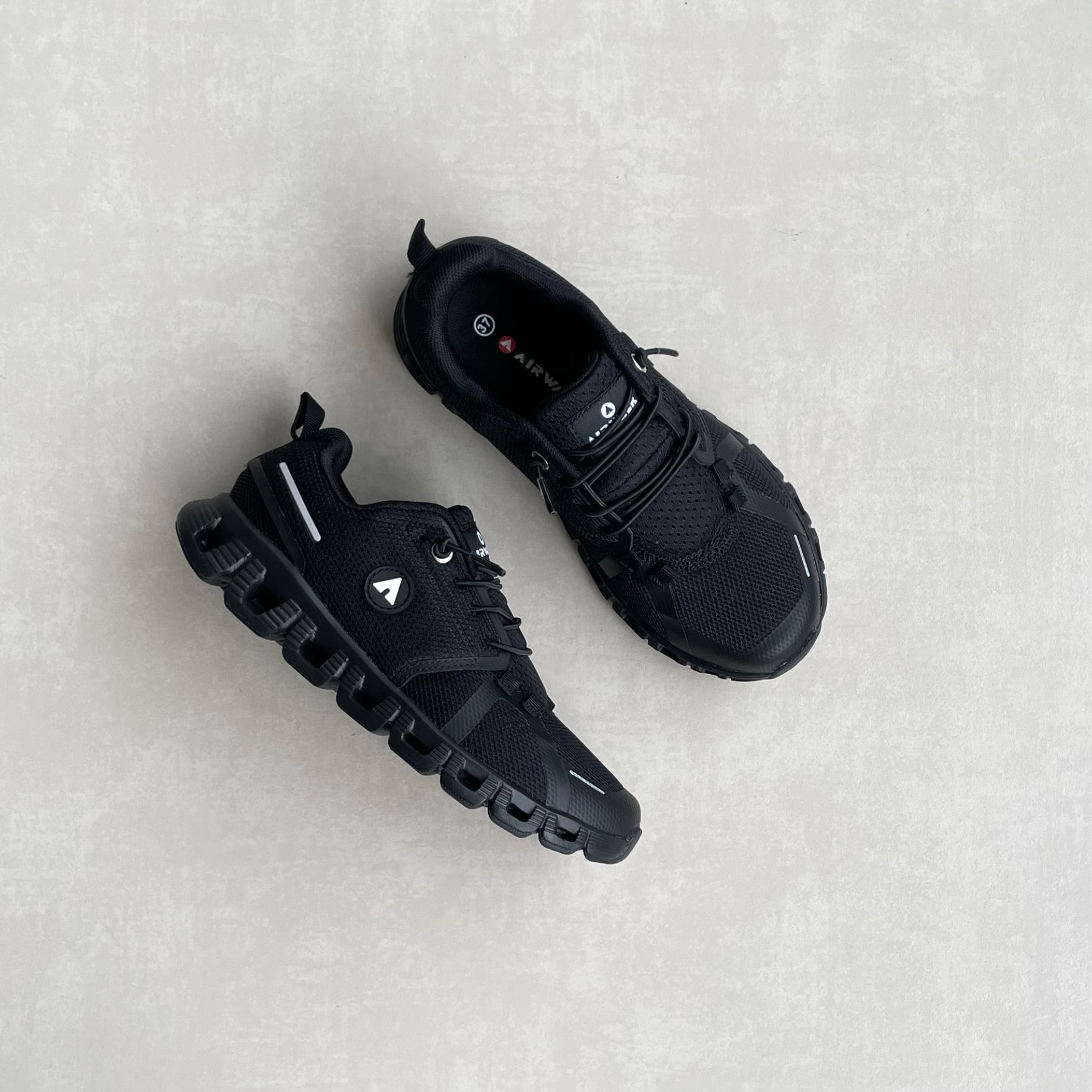 Tenis Deportivos Negro Total Con Suela Airflow Integrada Y Cavidades De Aire Estilo Activo Y Minimalista - 14289