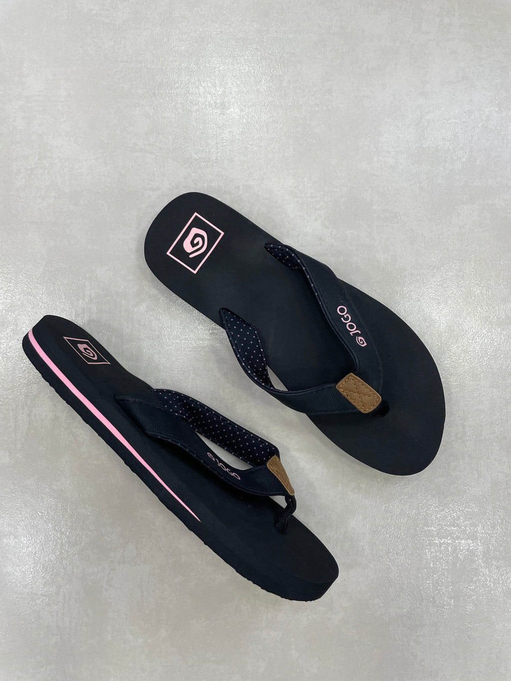 Chancletas Negras Con Detalle Rosa 14389 Con Correa Texturizada Y Refuerzo Sintético