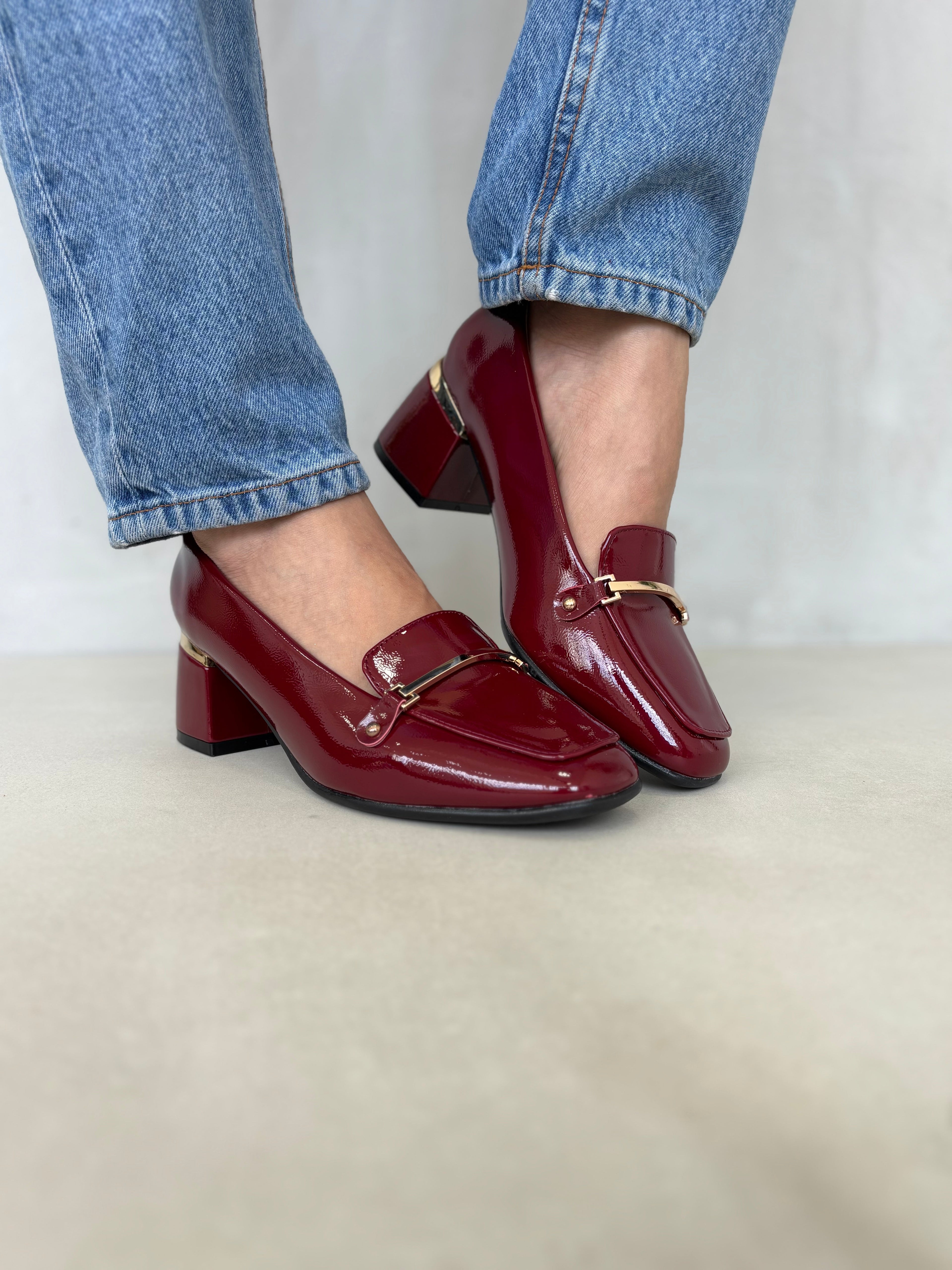 Zapatos De Tacón Elegancia Burdeos Con Charol Brillante Y Detalle Dorado 14257 Tacón Medio