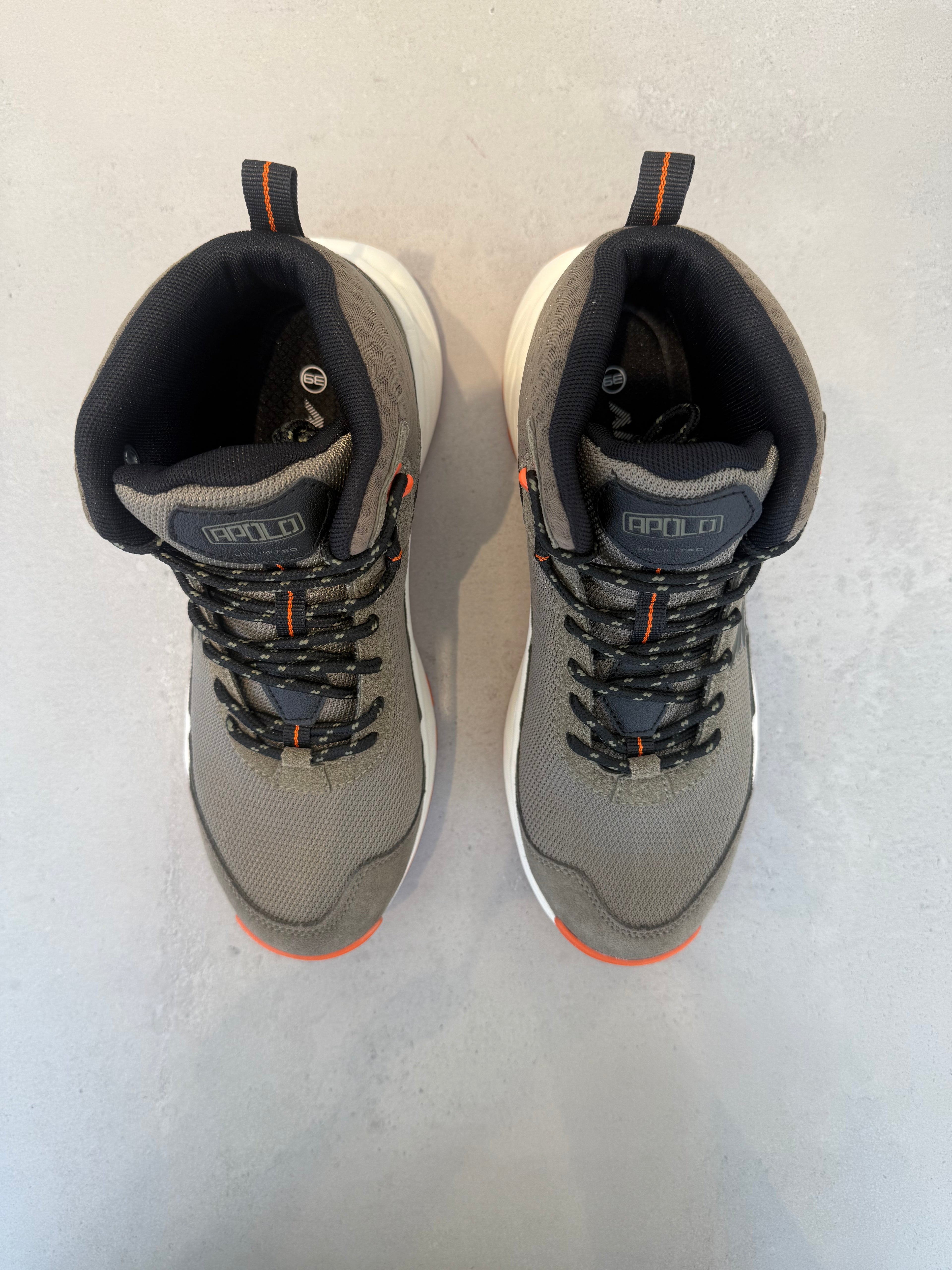 Zapato Tipo Burro Para Hombre En Acabado Suave Oliva Con Líneas Limpias Perfil Sobrio 14638