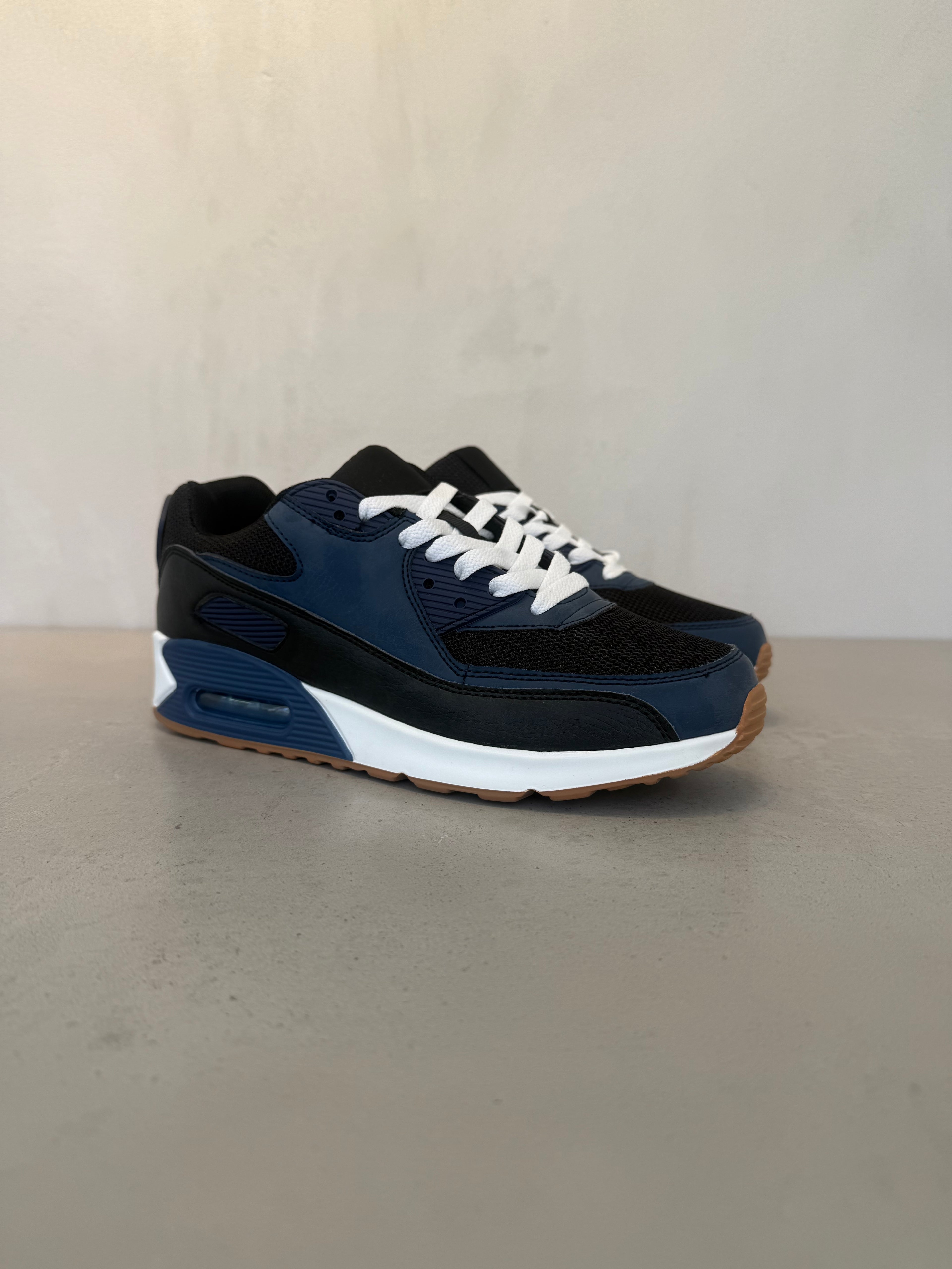 Zapatilla Deportiva Negra con Brillante Acabado y Acentos Navy+Cierre Práctico+Estilo Urbano Ligero y Flexible+14123