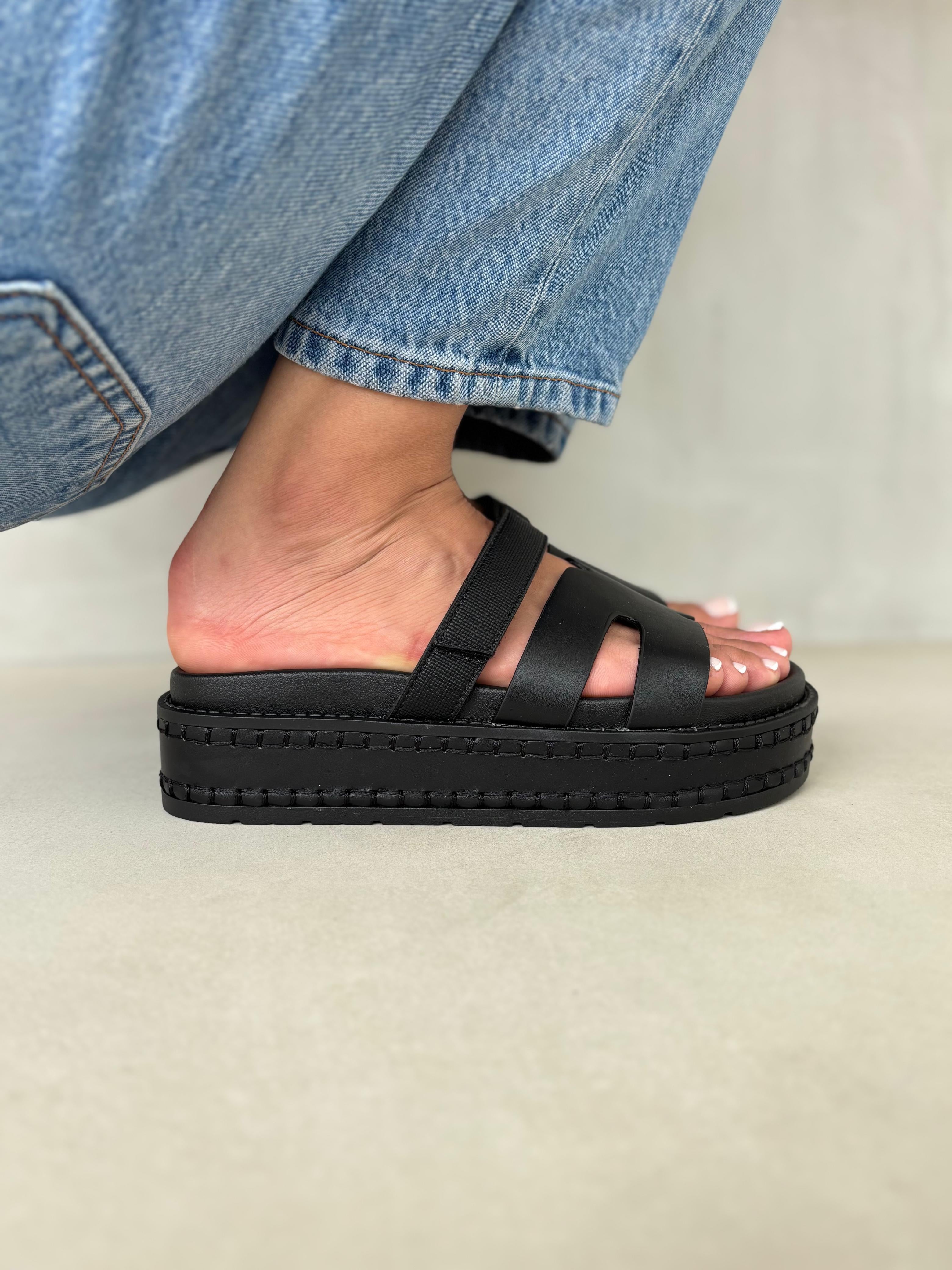 Sandalias Negras Con Plataforma 14344 Con Detalle De Costura Decorativa Urbano Sofisticado