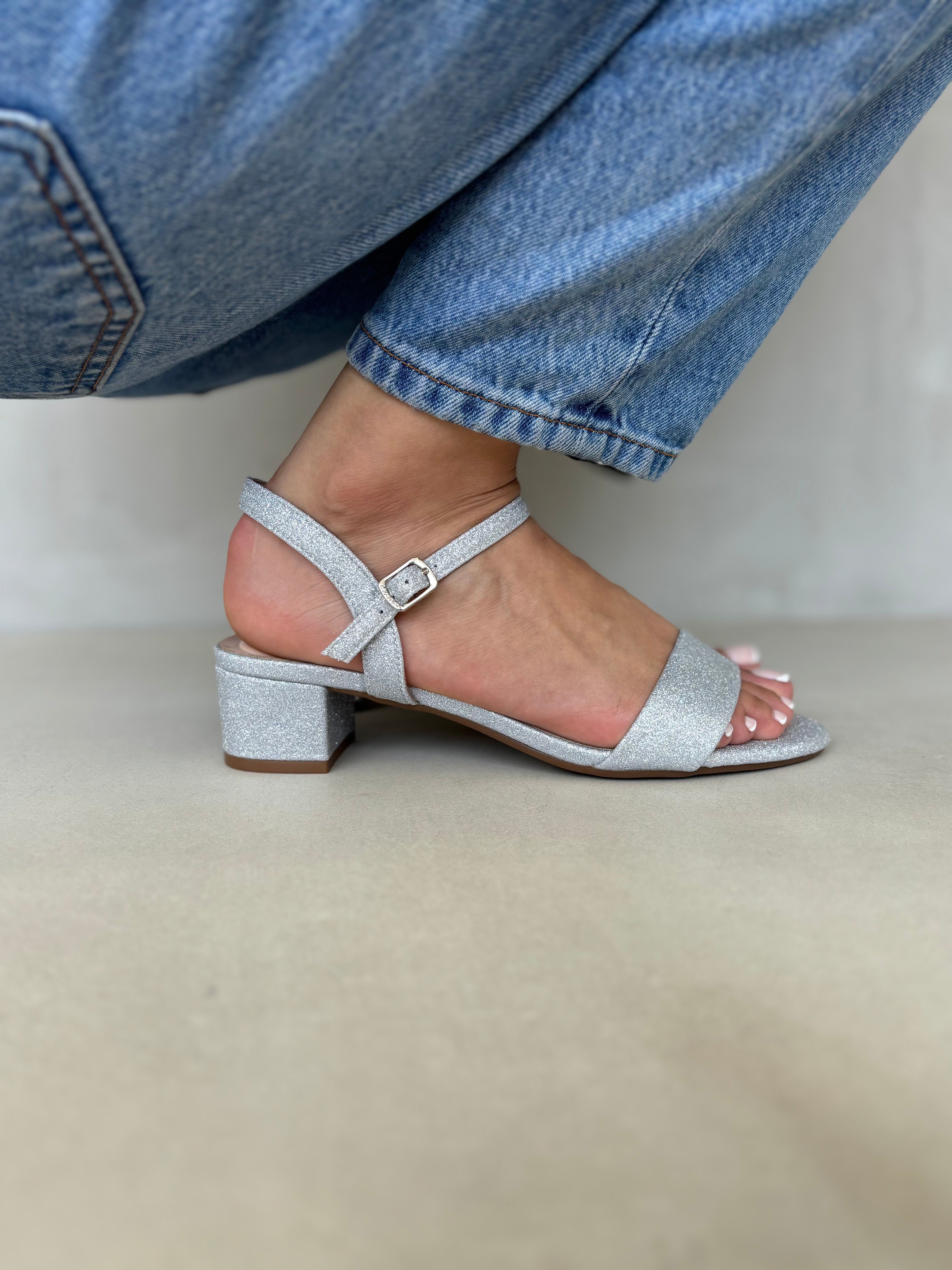 Sandalias Brillo Plateado Glitter 14248 Tacón Bajo Con Tiras Finas Y Pulsera Ajustable