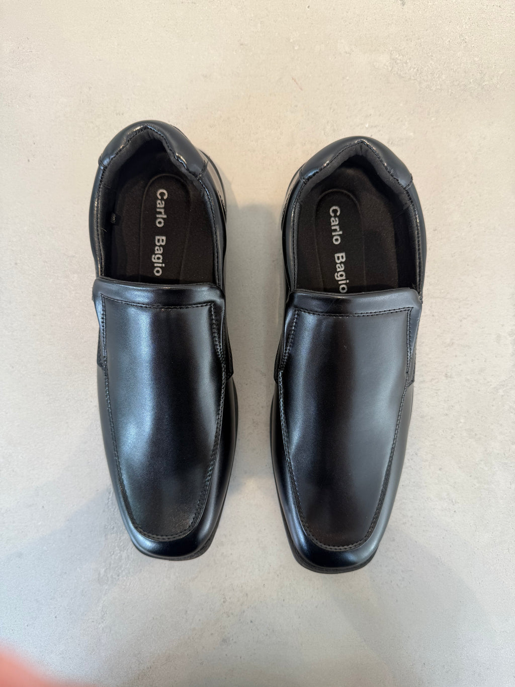 Zapatilla De Caballero En Cuero Negro Suave Con Brillo Discreto Y Cordones – 14098