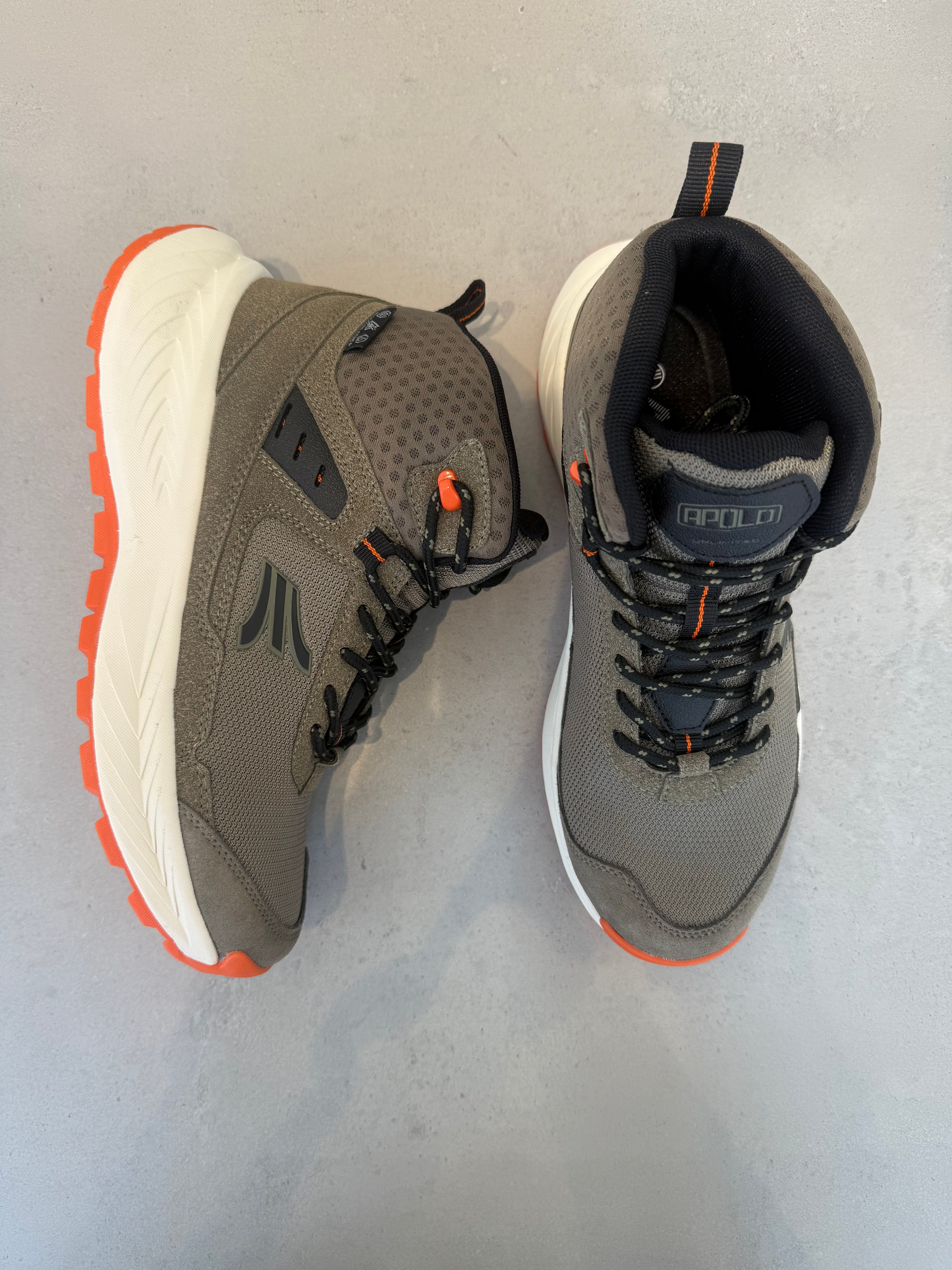 Zapato Tipo Burro Para Hombre En Acabado Suave Oliva Con Líneas Limpias Perfil Sobrio 14638