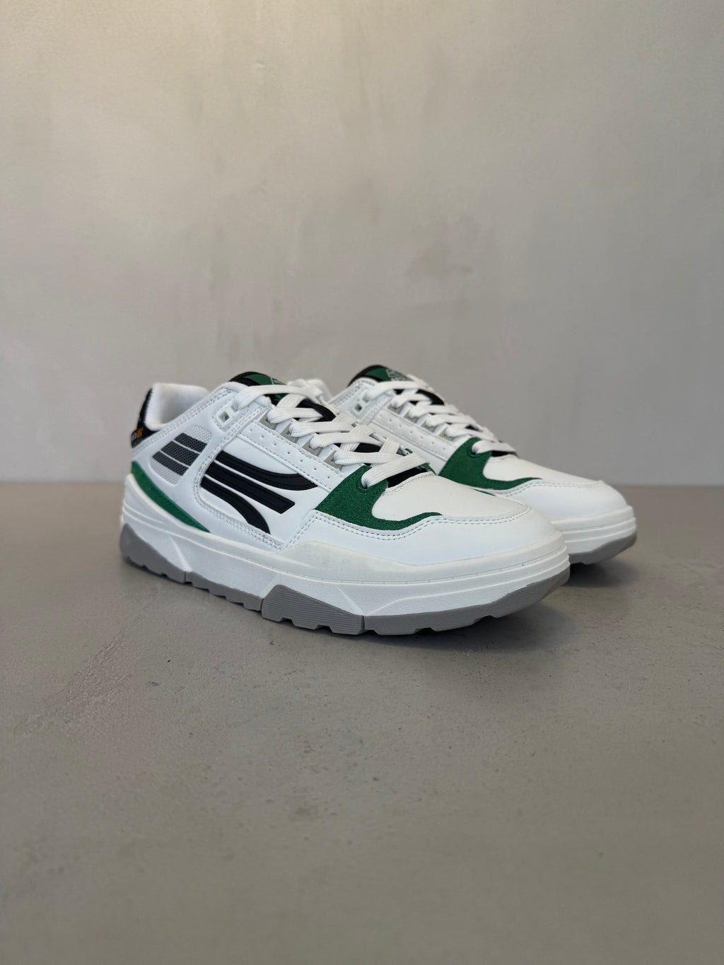 Zapatilla Deportiva en Piel Sintética y Malla con Cordones, EVA Acolchada, Blanco Puro con Toques Verdes – 14635