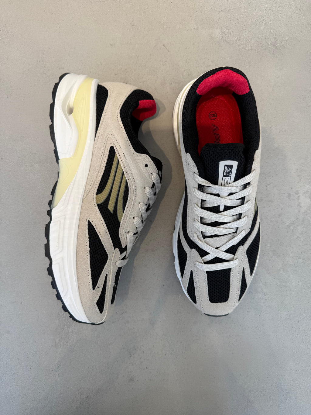 Zapatilla Urbana Beige con Detalles en Negro Cordones Suela Flexible Plantilla Acolchada 14641