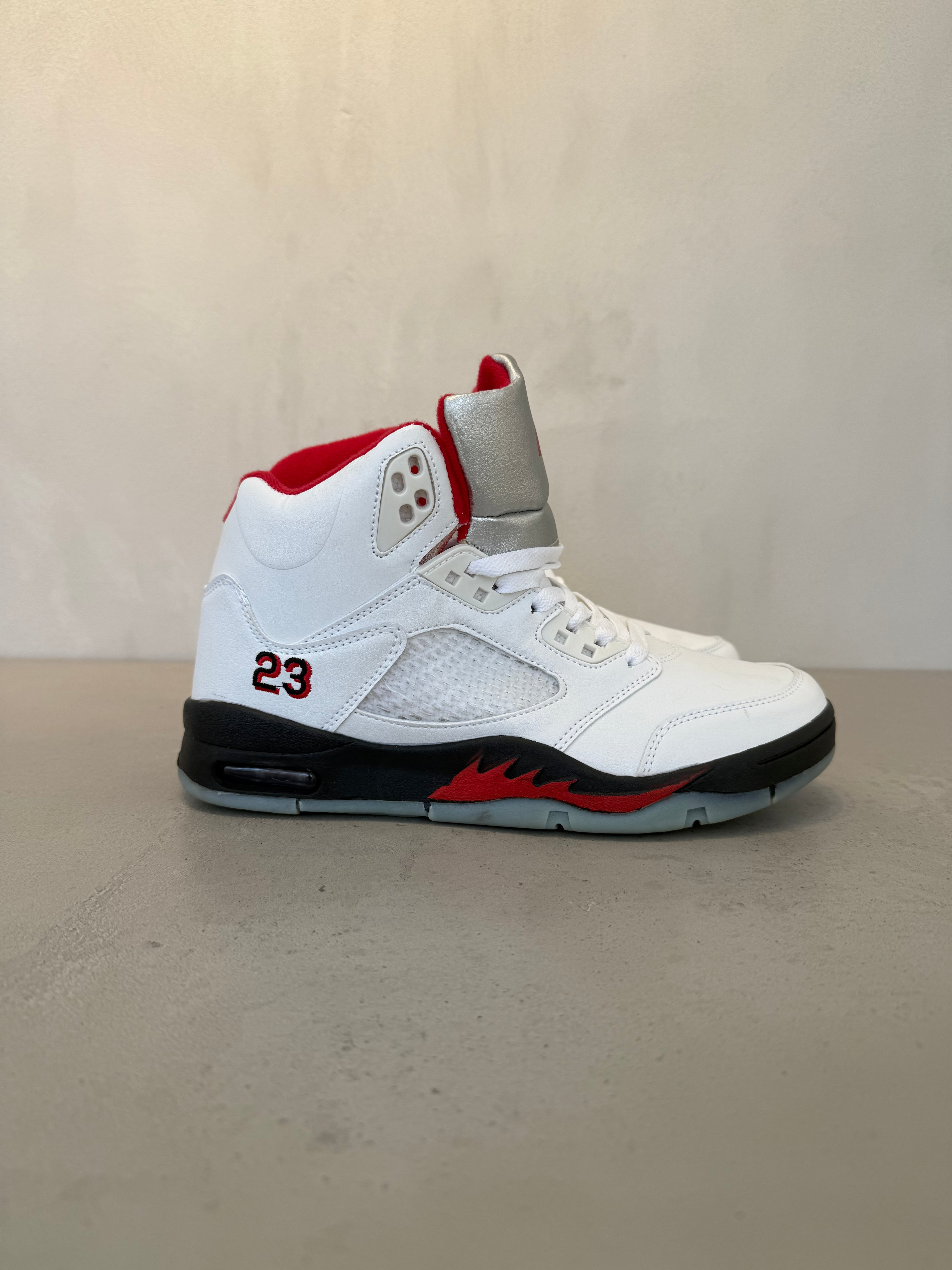 Tenis hombre blanco con detalles en rojo, cierre con cordones, entresuela acolchada y suela de goma 14137