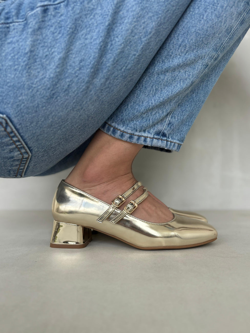 Zapatos De Tacón Bajo Mary Jane Rosé 13465 Con Charol Metálico Y Doble Tira Con Hebillas