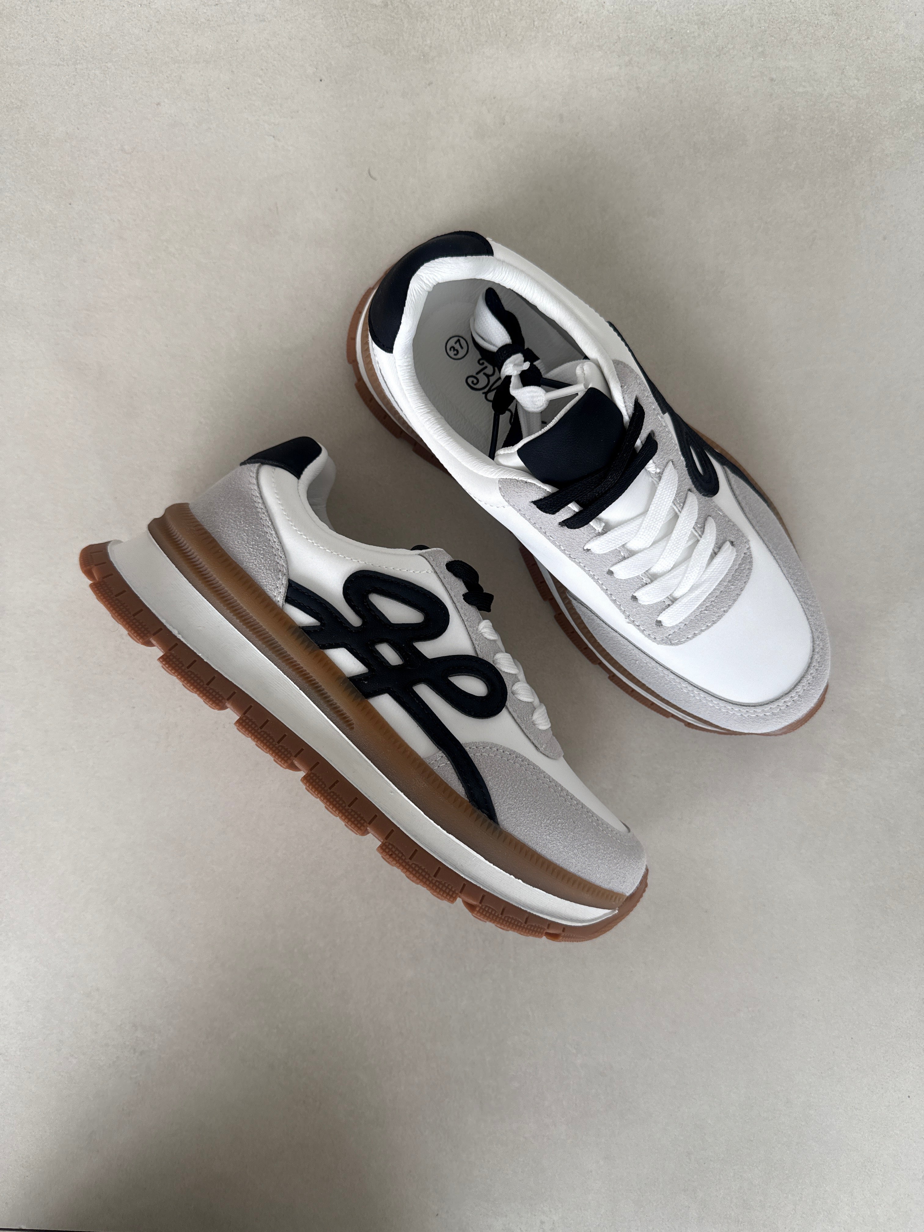 Tenis Blancos Con Detalles Negros Y Suela Bicolor De Estilo Retro Urbano – 14436