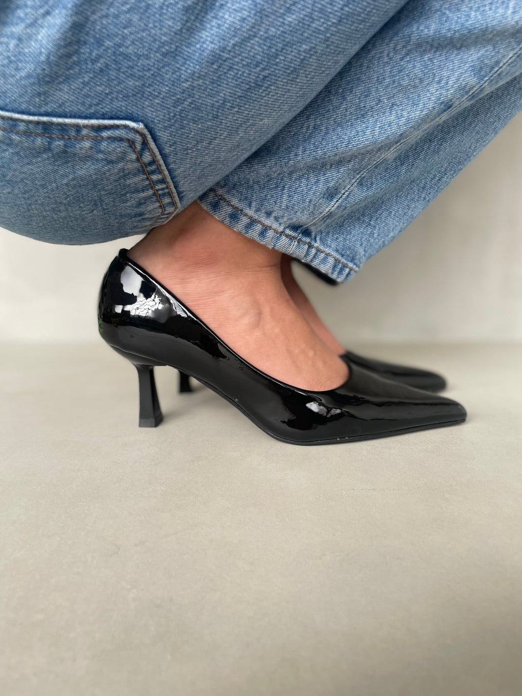 Tacones de Charol Negros con Punta Fina y Tacón Delgado Estilo Atemporal y Sofisticado - 14423