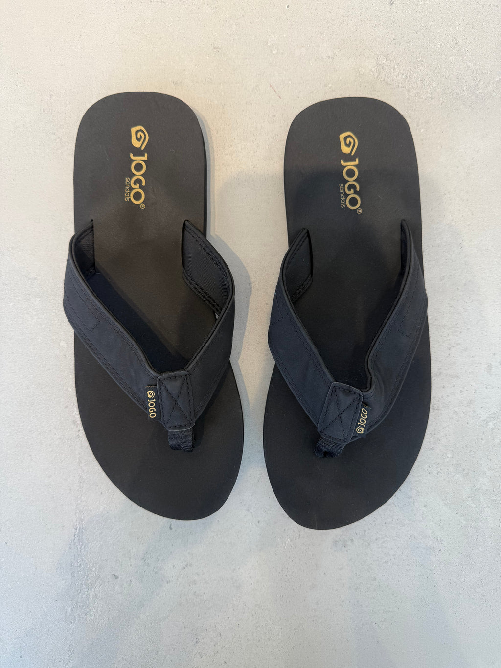 Chancletas Negras Exterior Sintético de Alta Resistencia con Correa Ancha y Suela Acolchada – 14400