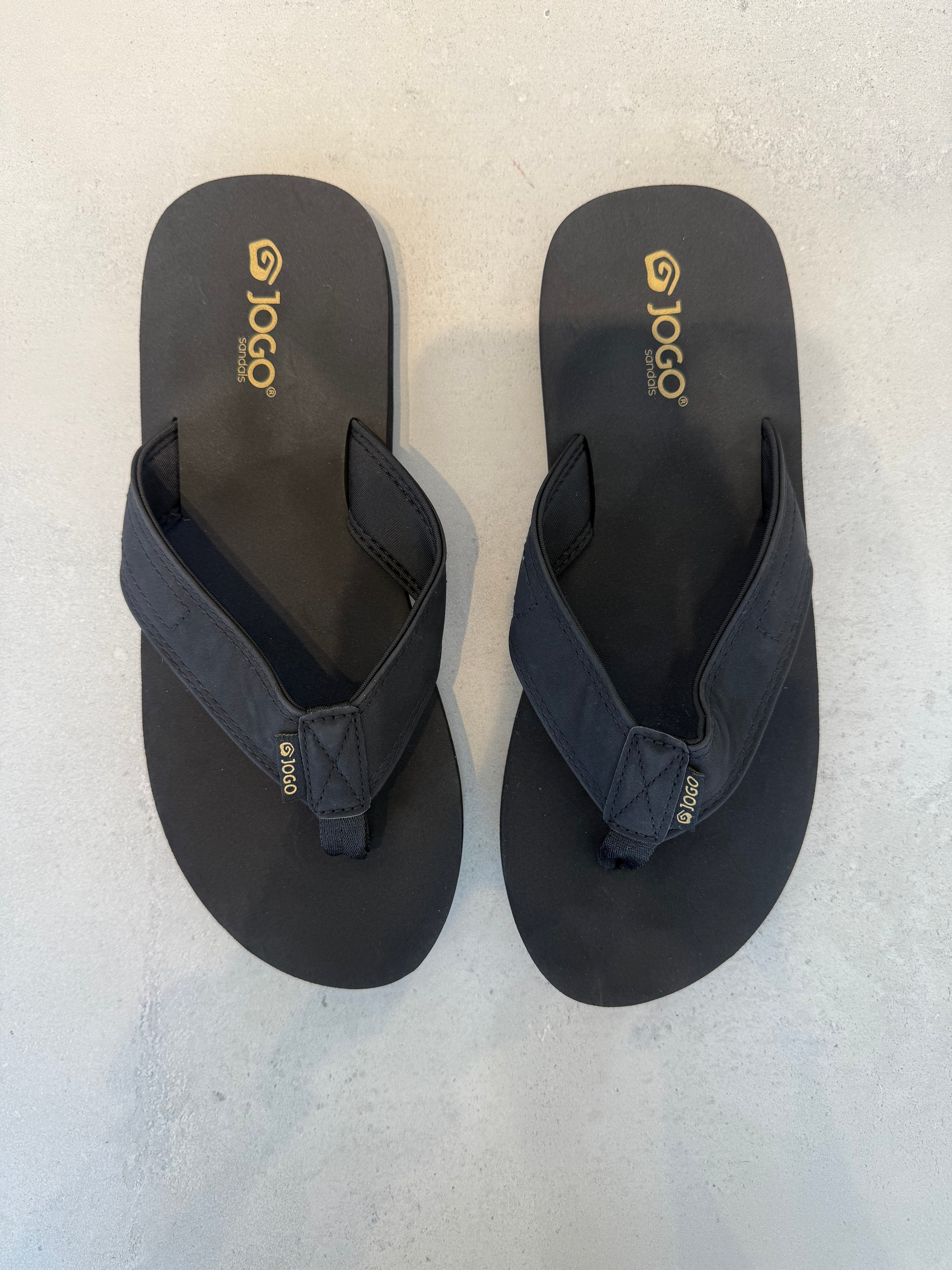 Chancletas Negras Exterior Sintético de Alta Resistencia con Correa Ancha y Suela Acolchada – 14400