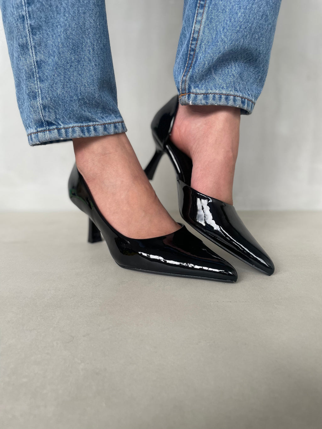 Tacones de Charol Negros con Punta Fina y Tacón Delgado Estilo Atemporal y Sofisticado - 14423