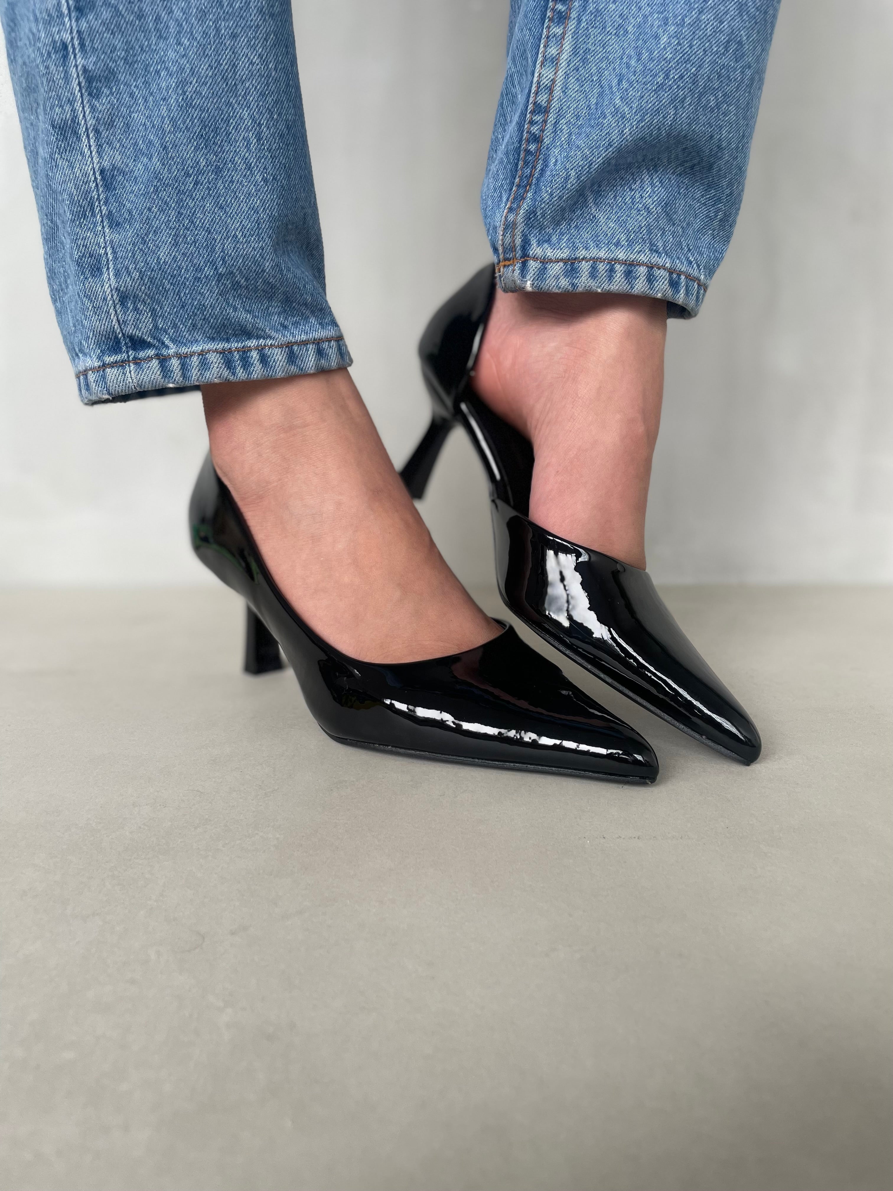 Tacones de Charol Negros con Punta Fina y Tacón Delgado Estilo Atemporal y Sofisticado - 14423